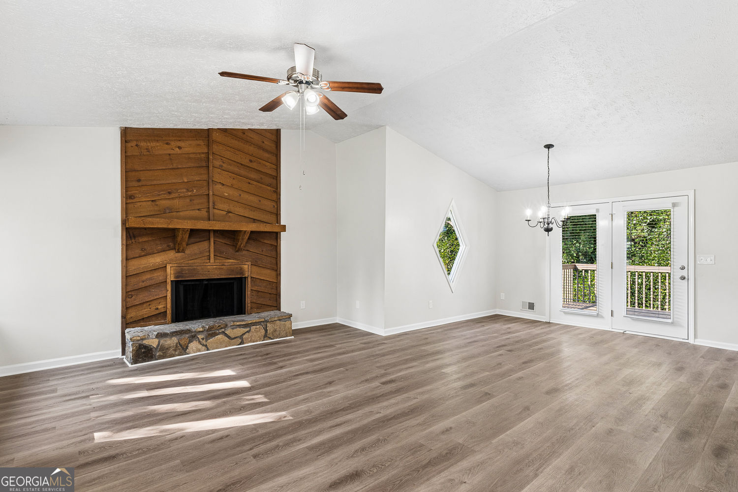 1015 Malibu Drive Property Photo 4