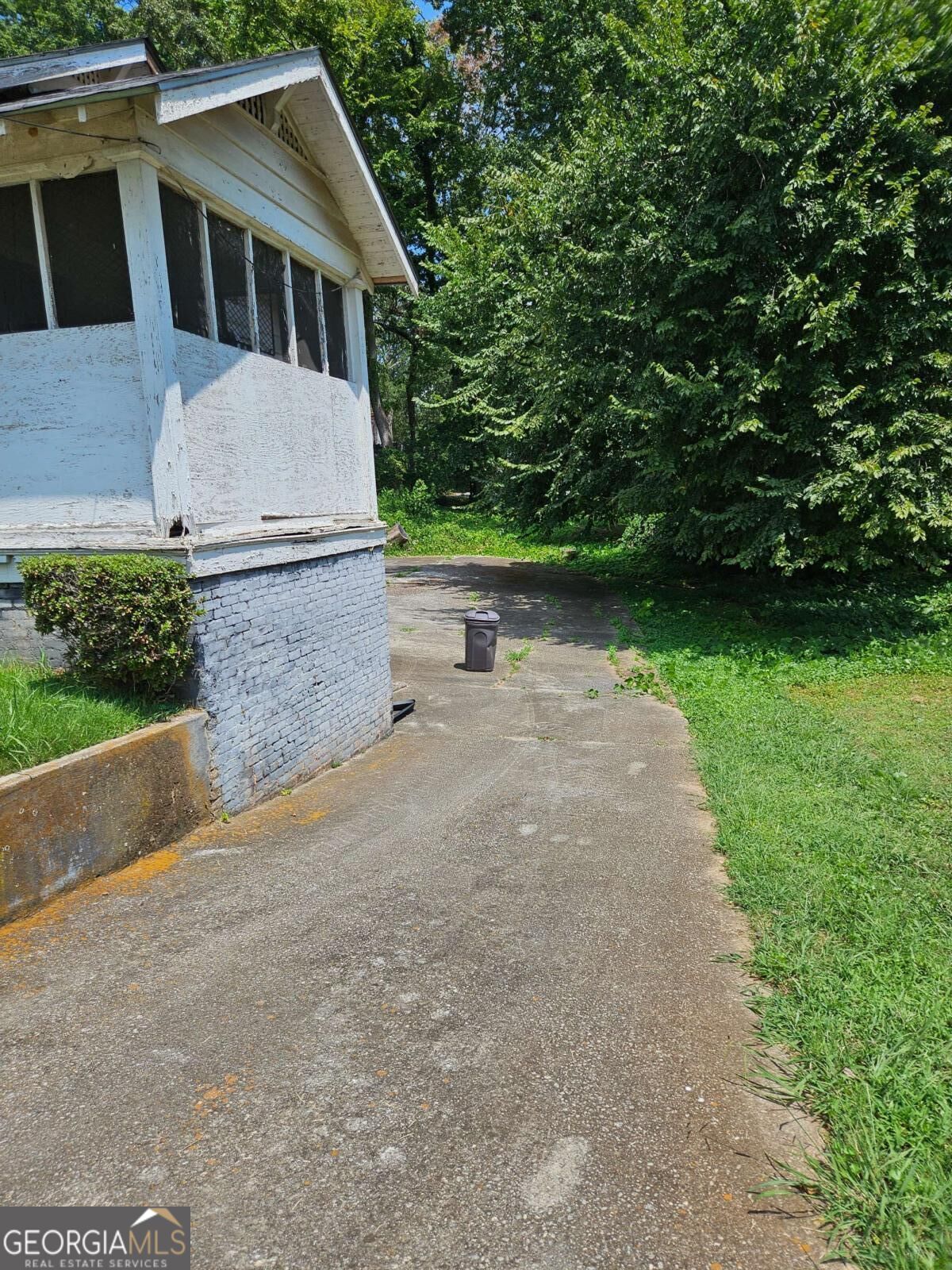 844 Westmont Road Property Photo 2