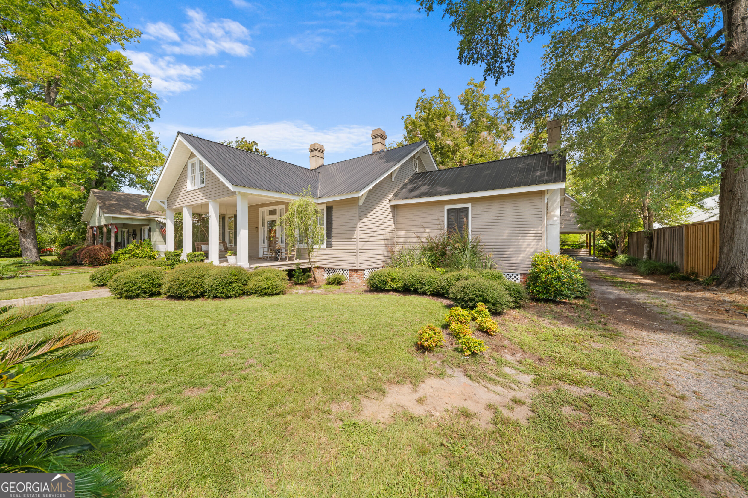 631 Barney Avenue Property Photo 4