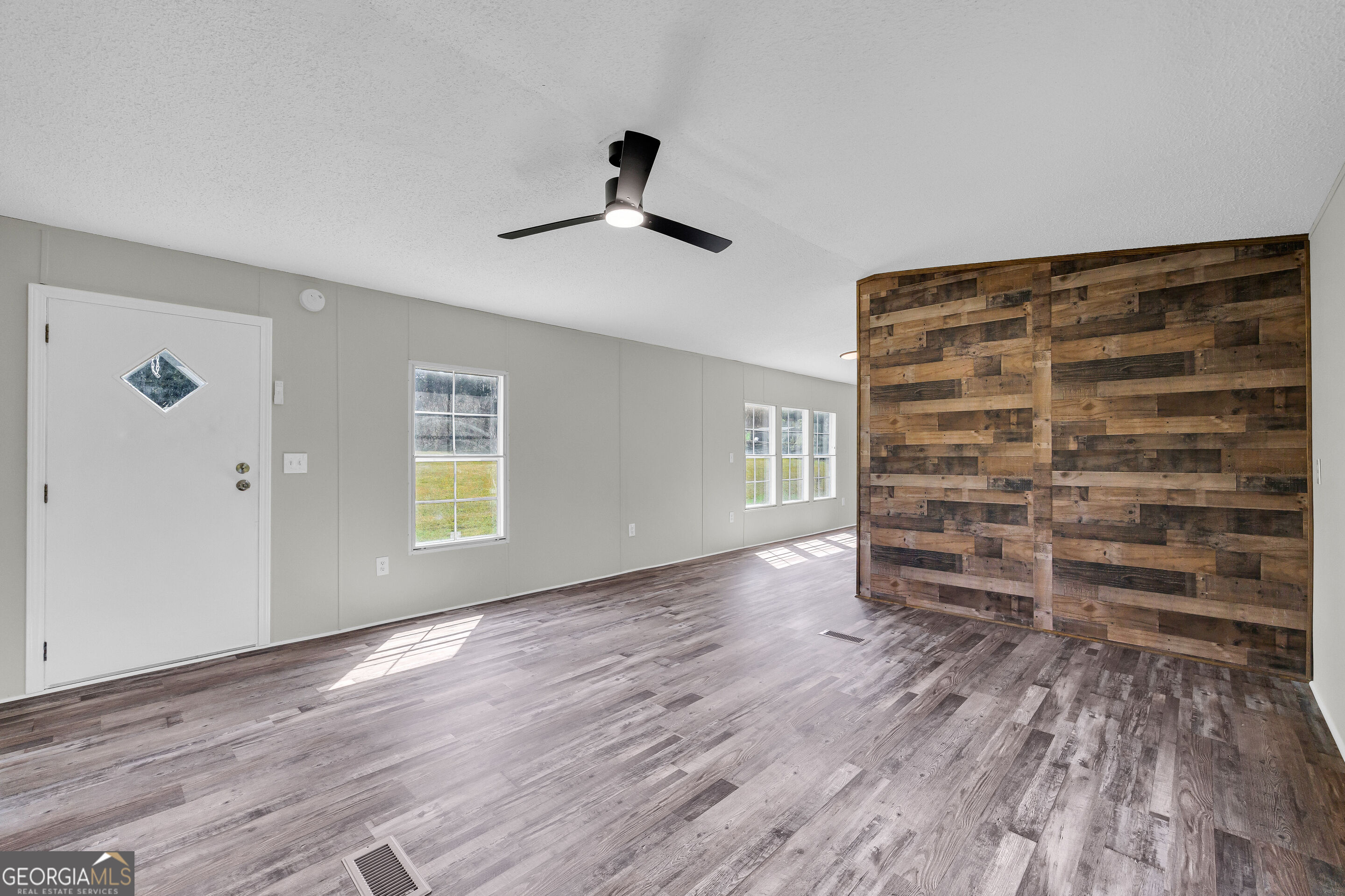 820 E County Line Road Property Photo 11