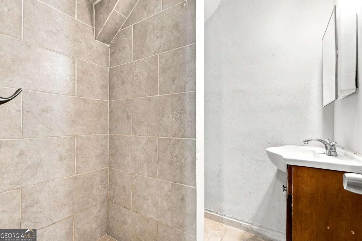 1071 Center Street Nw Property Photo 6