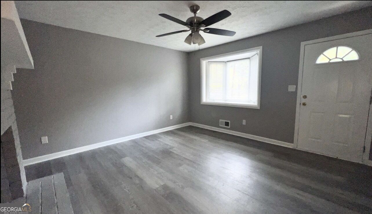 2894 Barry Avenue Se Property Photo 3