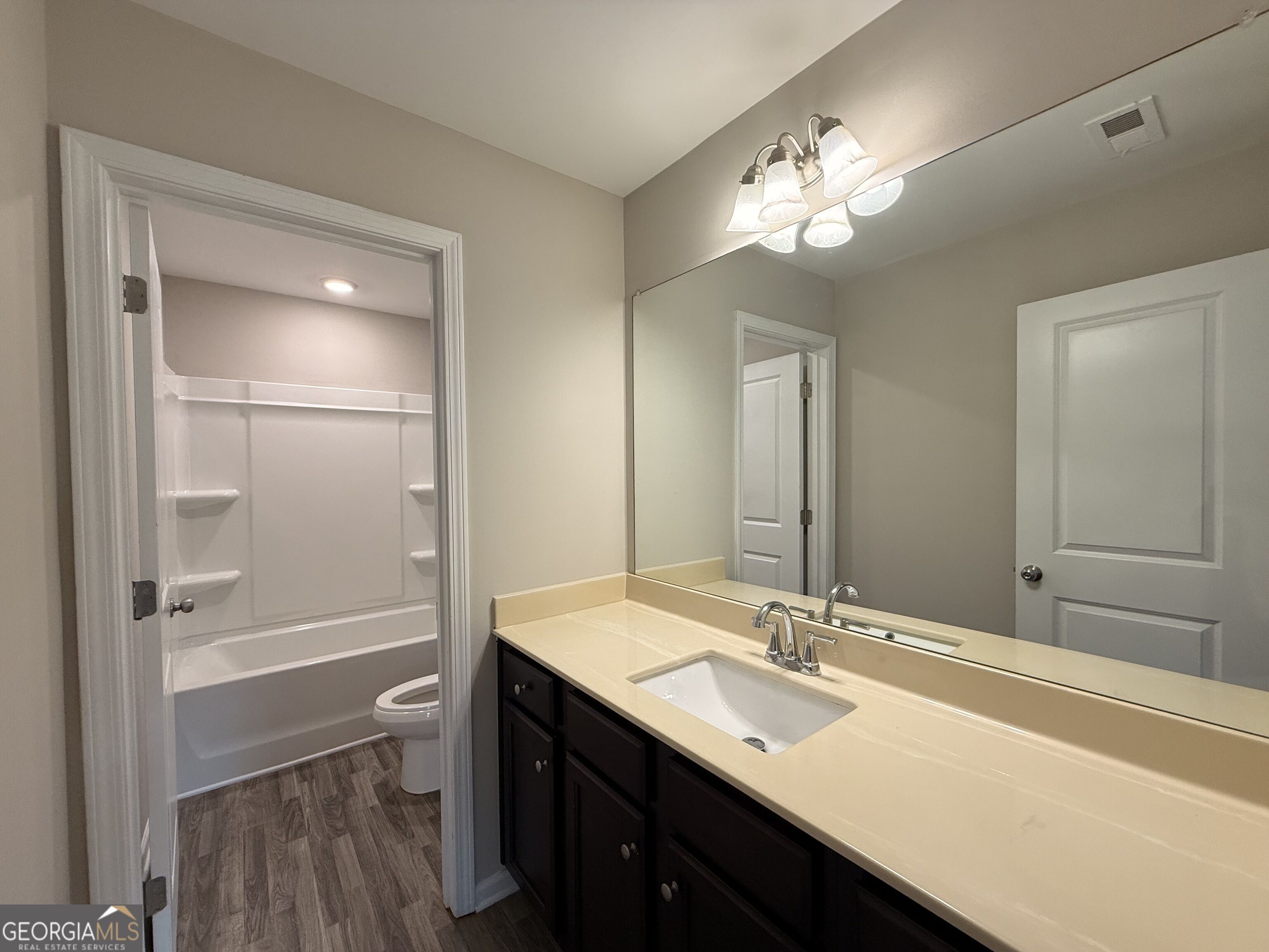 254 Hamilton Pointe Drive Property Photo 2