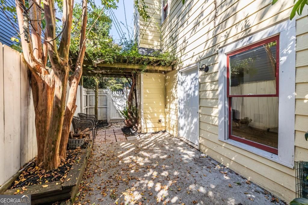320 Glenwood Avenue Property Photo 4