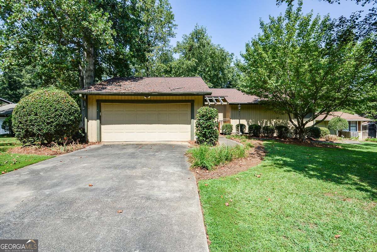 6906 Springwood Drive Property Photo 3