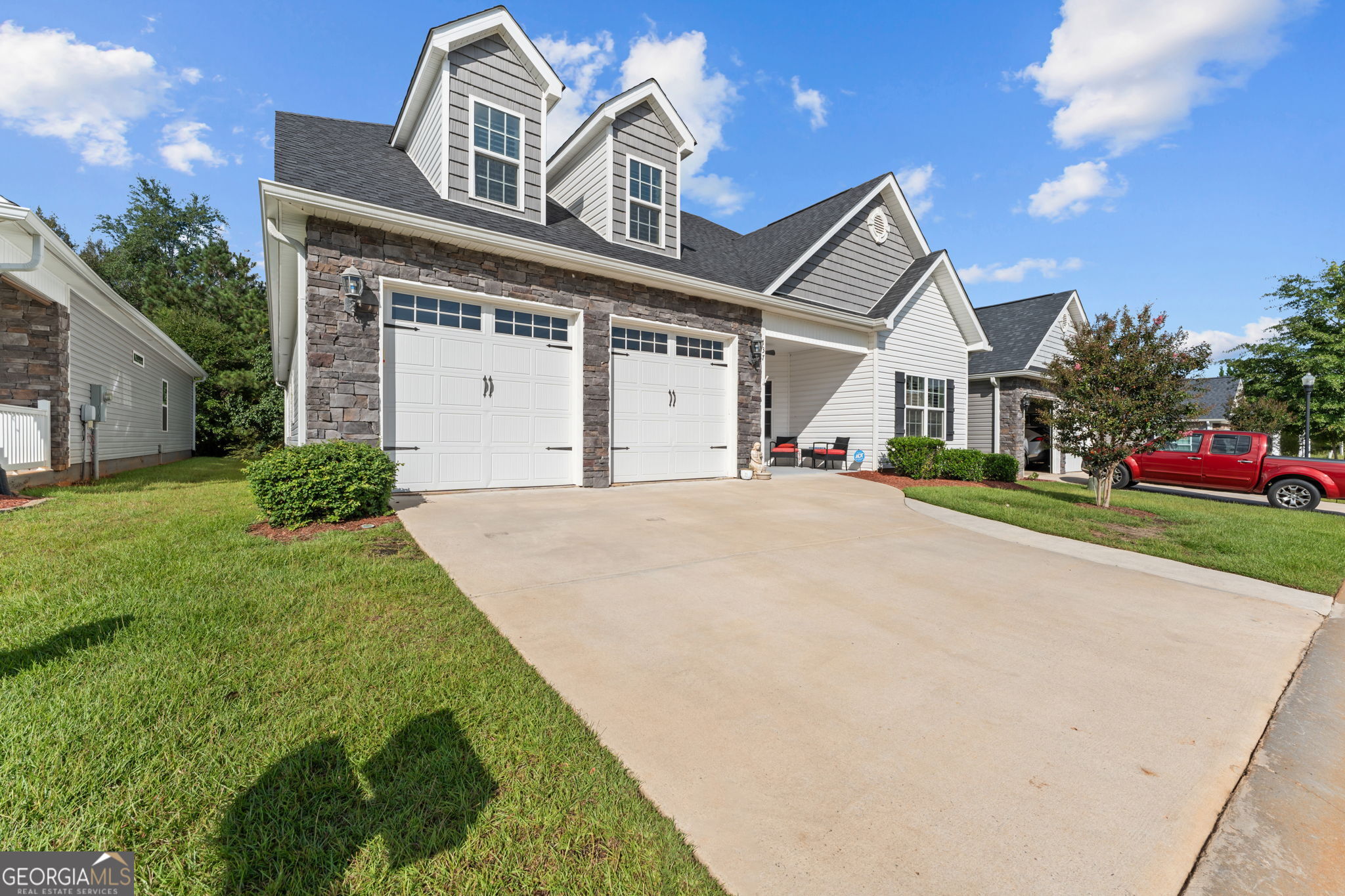 137 Shady Oak Drive Property Photo 3