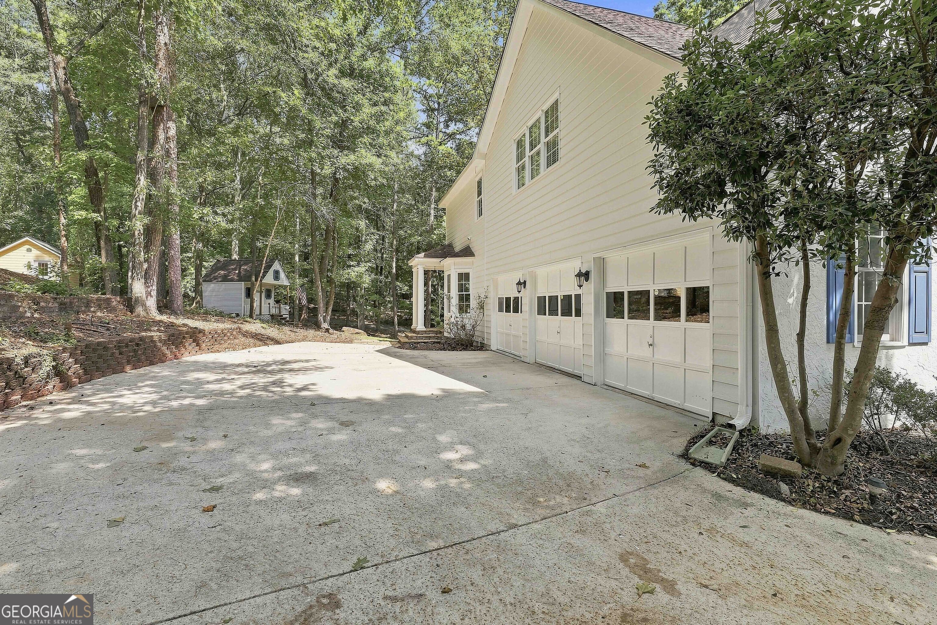 625 Bellenden Drive Property Photo 3
