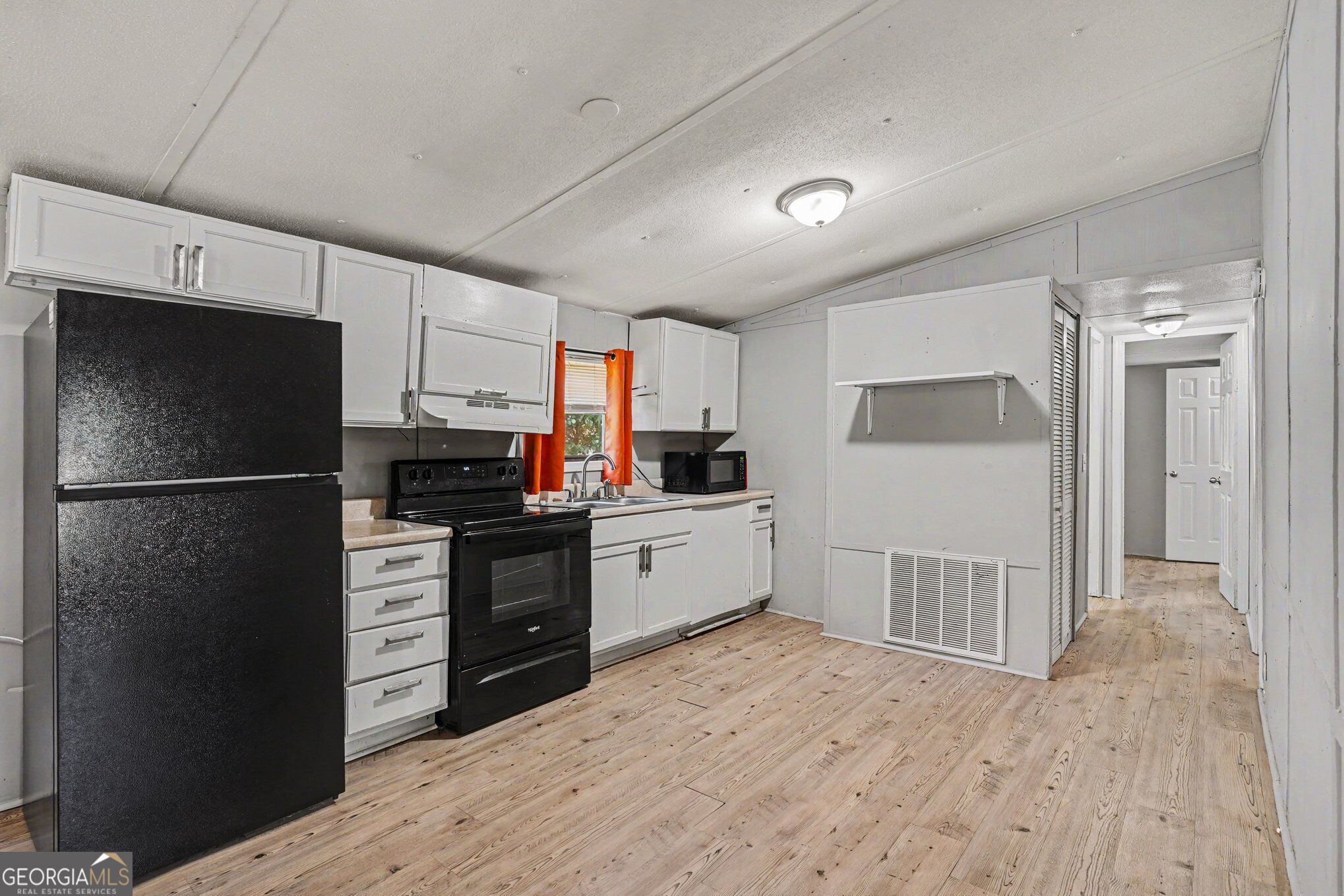 915 Steele Drive Property Photo 3