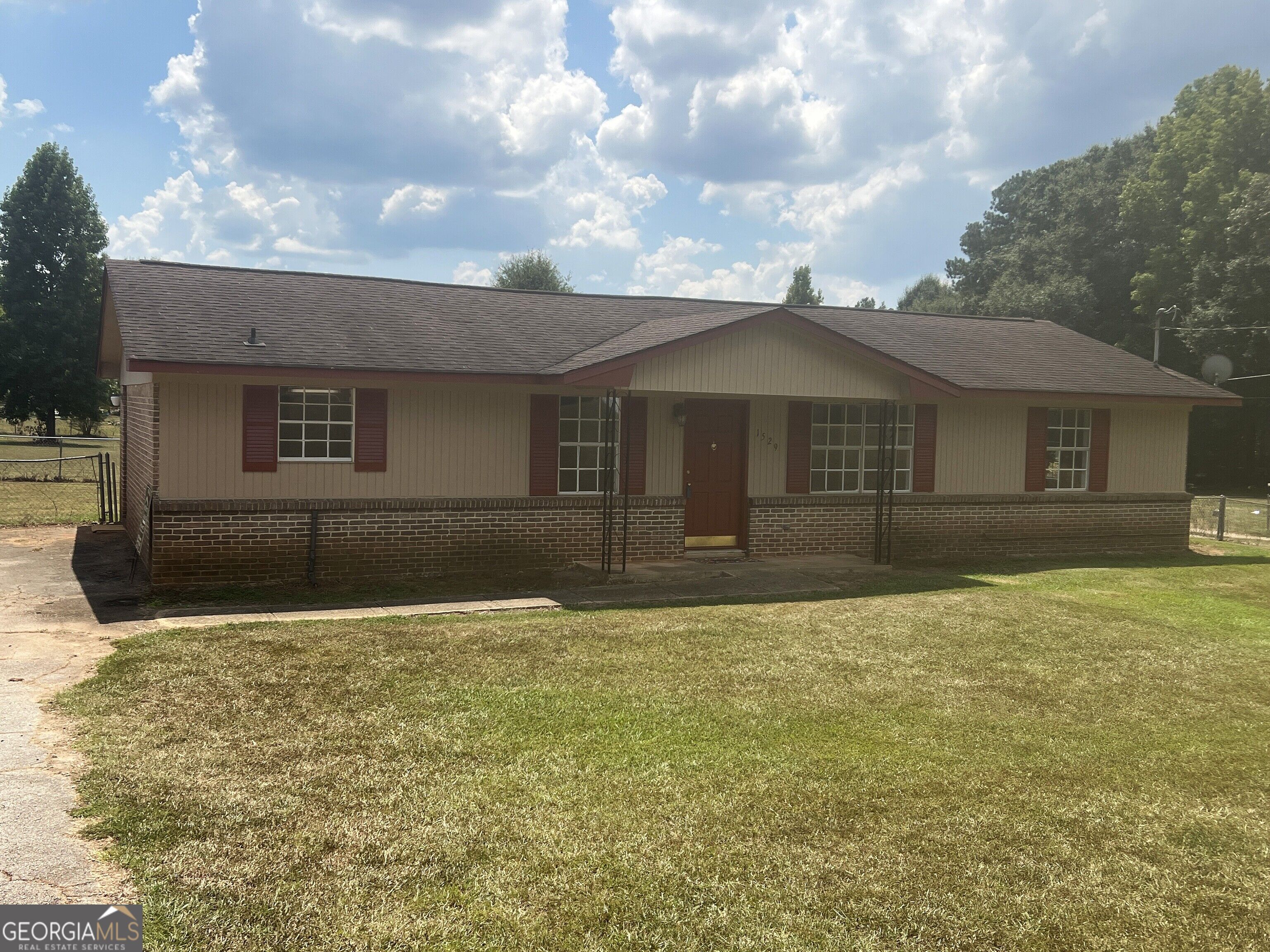 1529 S Davis Road Property Photo 1