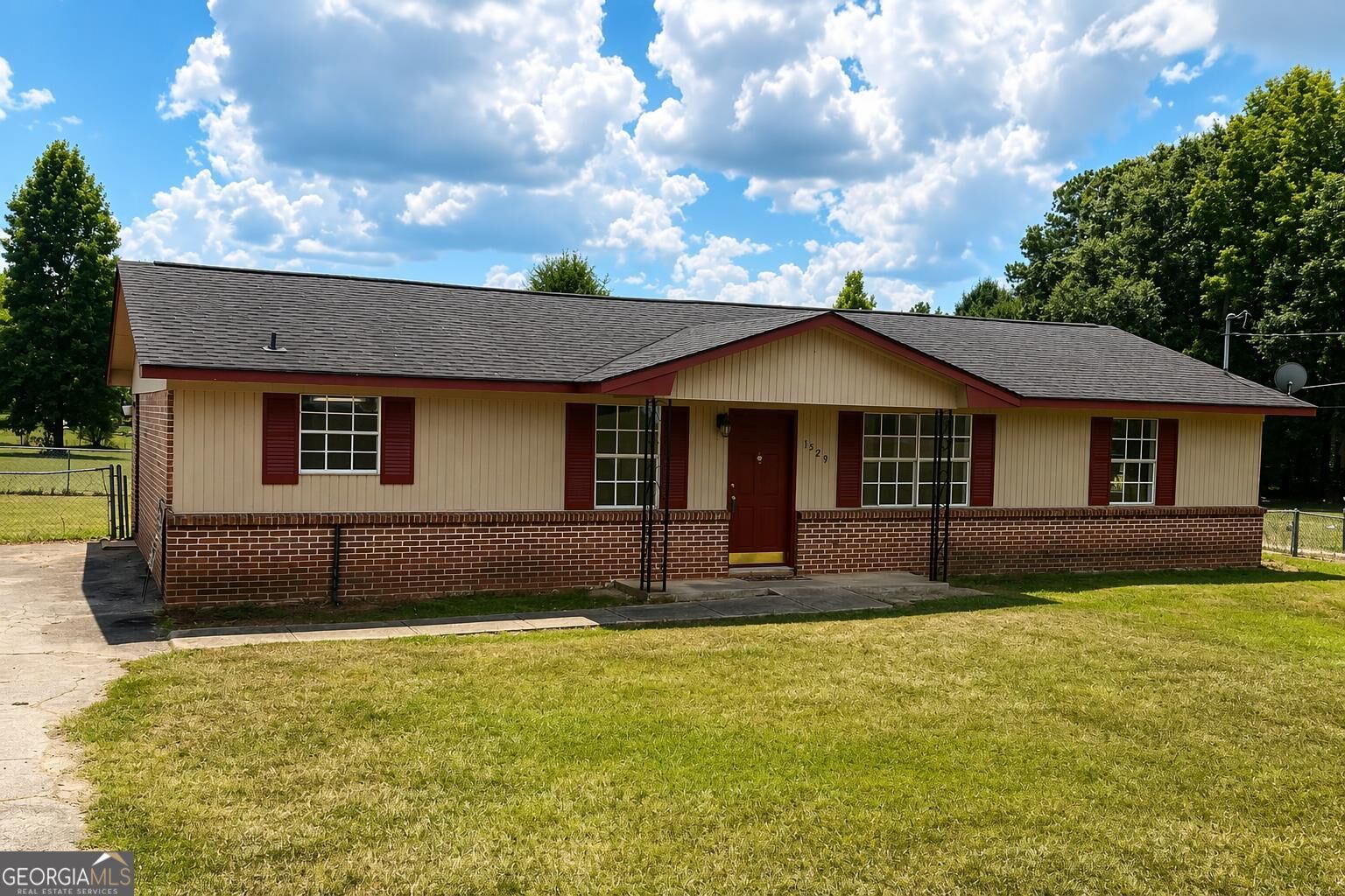 1529 S Davis Road Property Photo 1