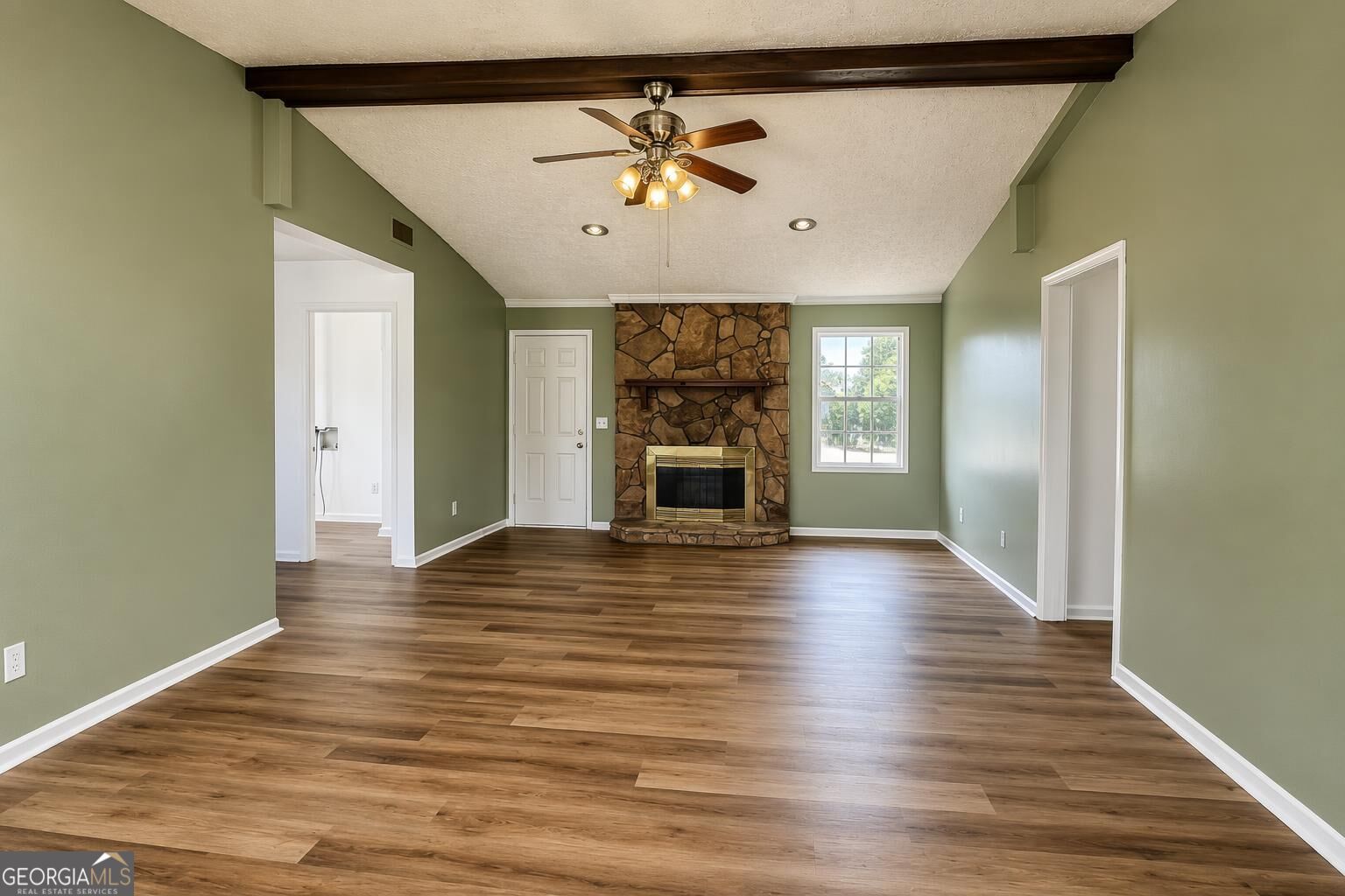 1529 S Davis Road Property Photo 2