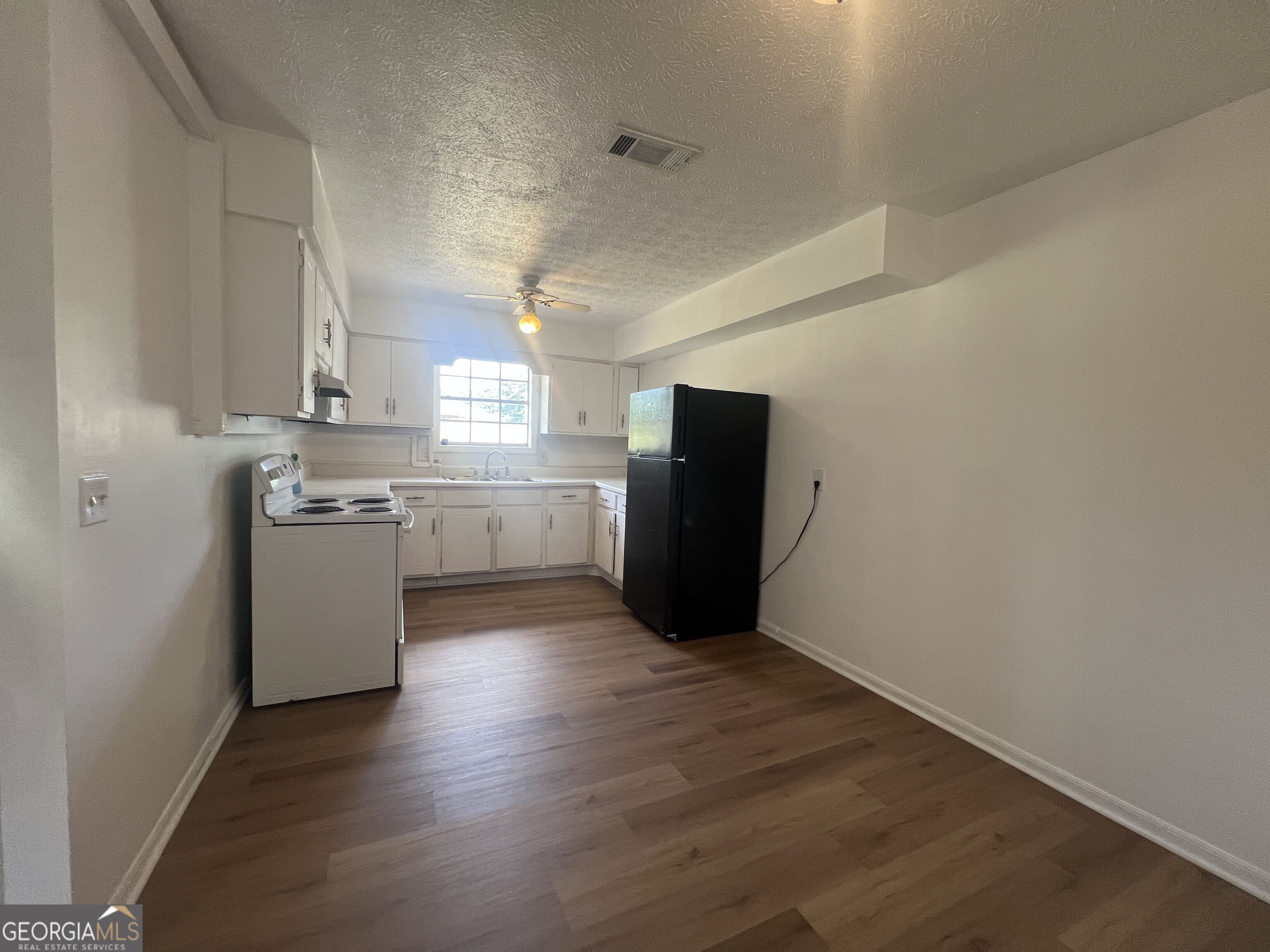 1529 S Davis Road Property Photo 4