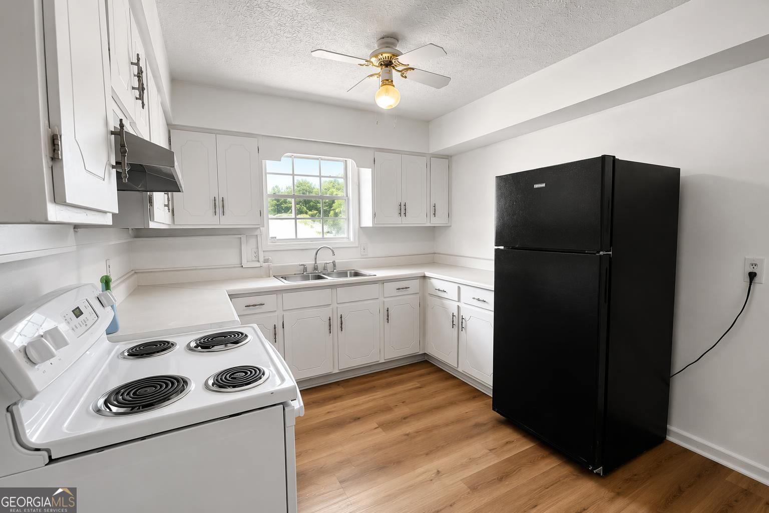 1529 S Davis Road Property Photo 4