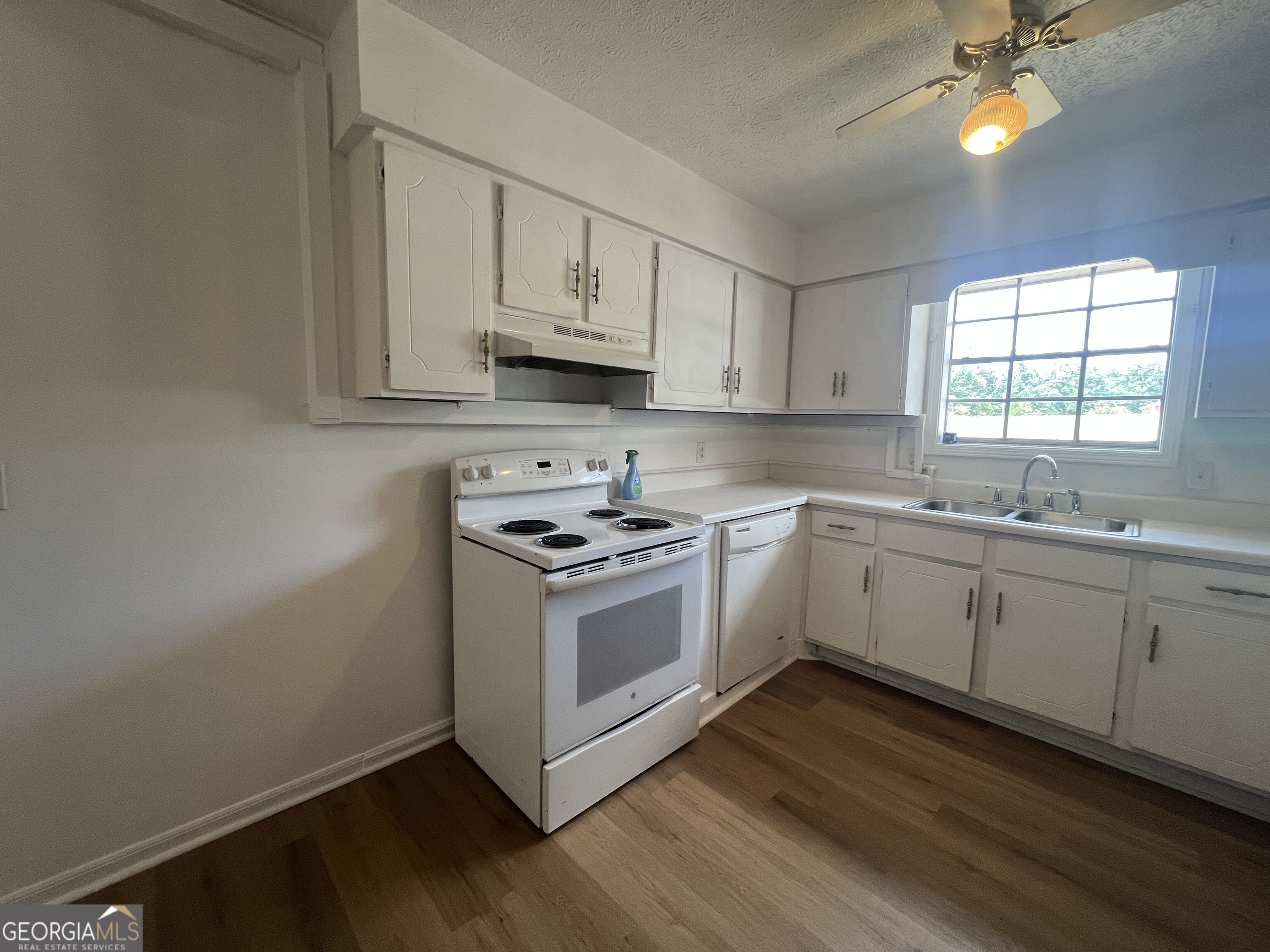 1529 S Davis Road Property Photo 5