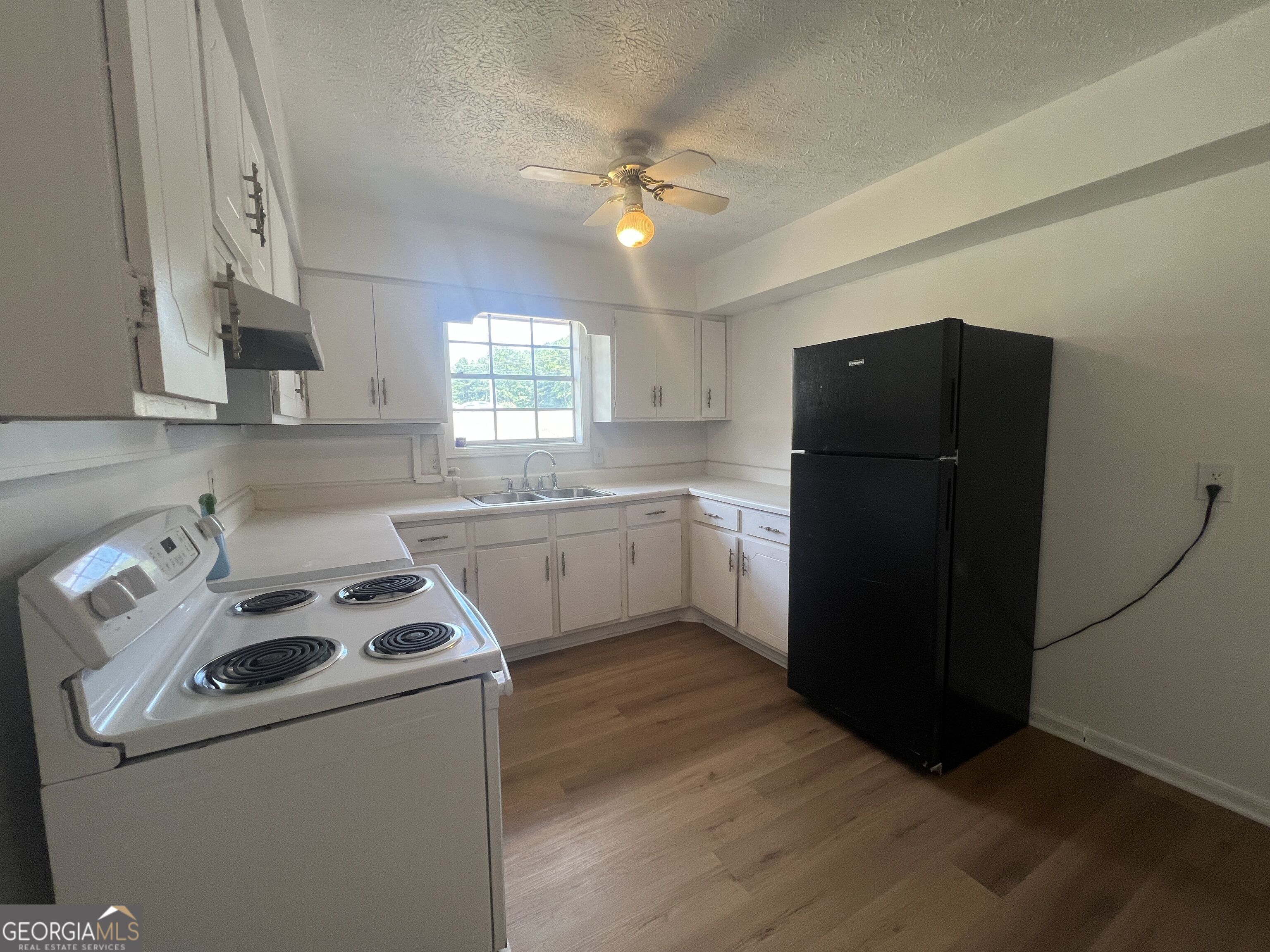 1529 S Davis Road Property Photo 6