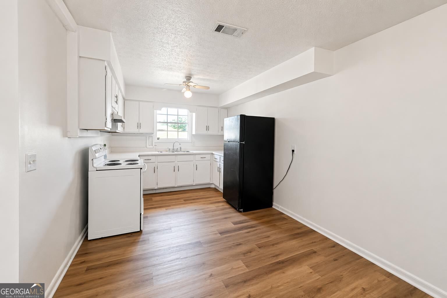 1529 S Davis Road Property Photo 6