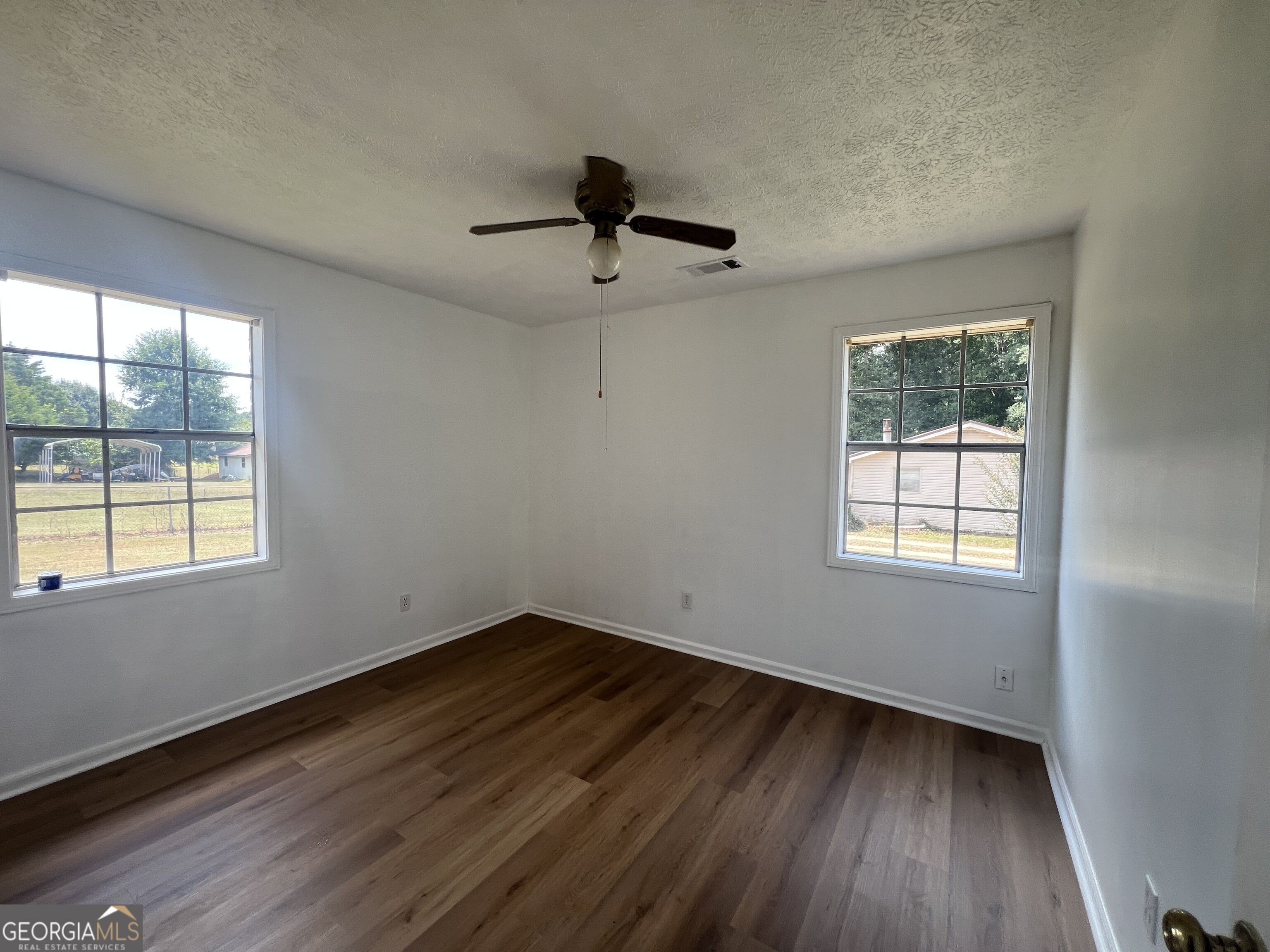 1529 S Davis Road Property Photo 9