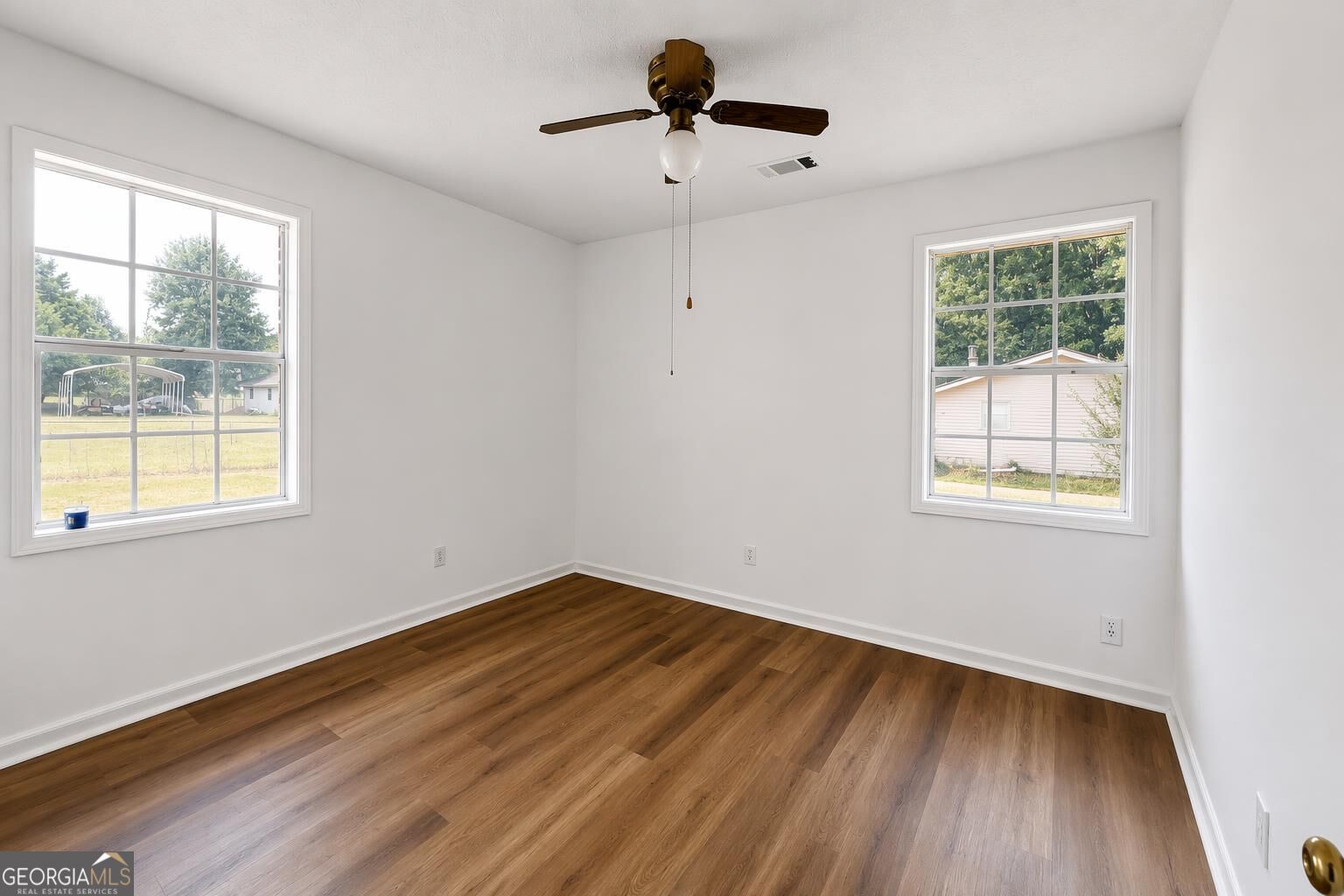 1529 S Davis Road Property Photo 9