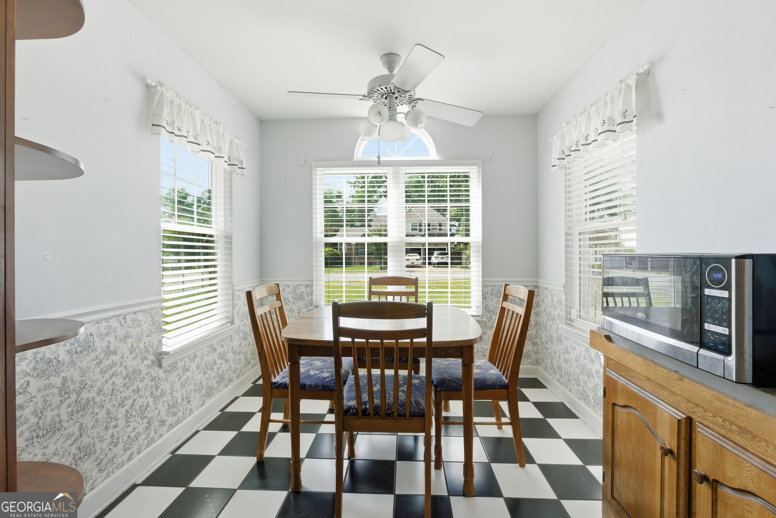 2418 Charleston Square Property Photo 5