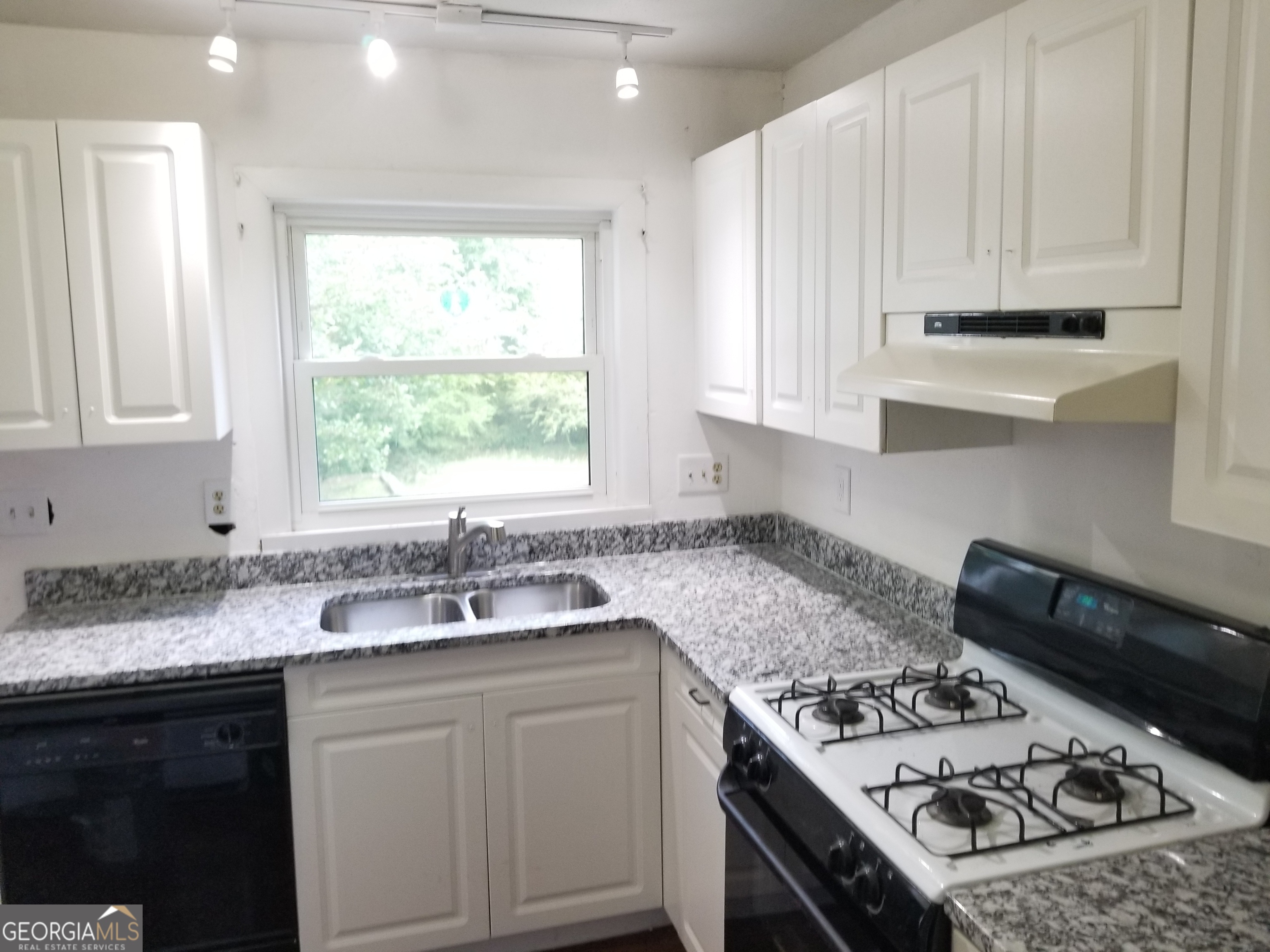 5066 Phillips Drive Property Photo 3