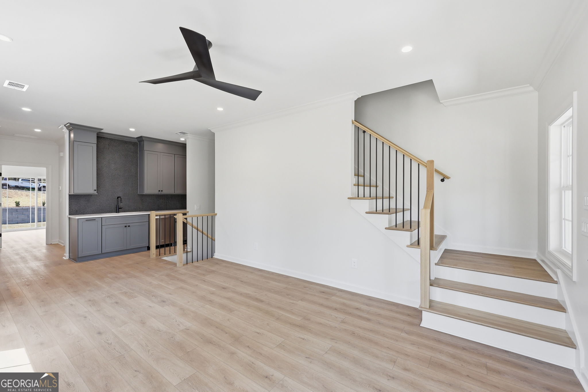 1121 Riverside Terrace Property Photo 2