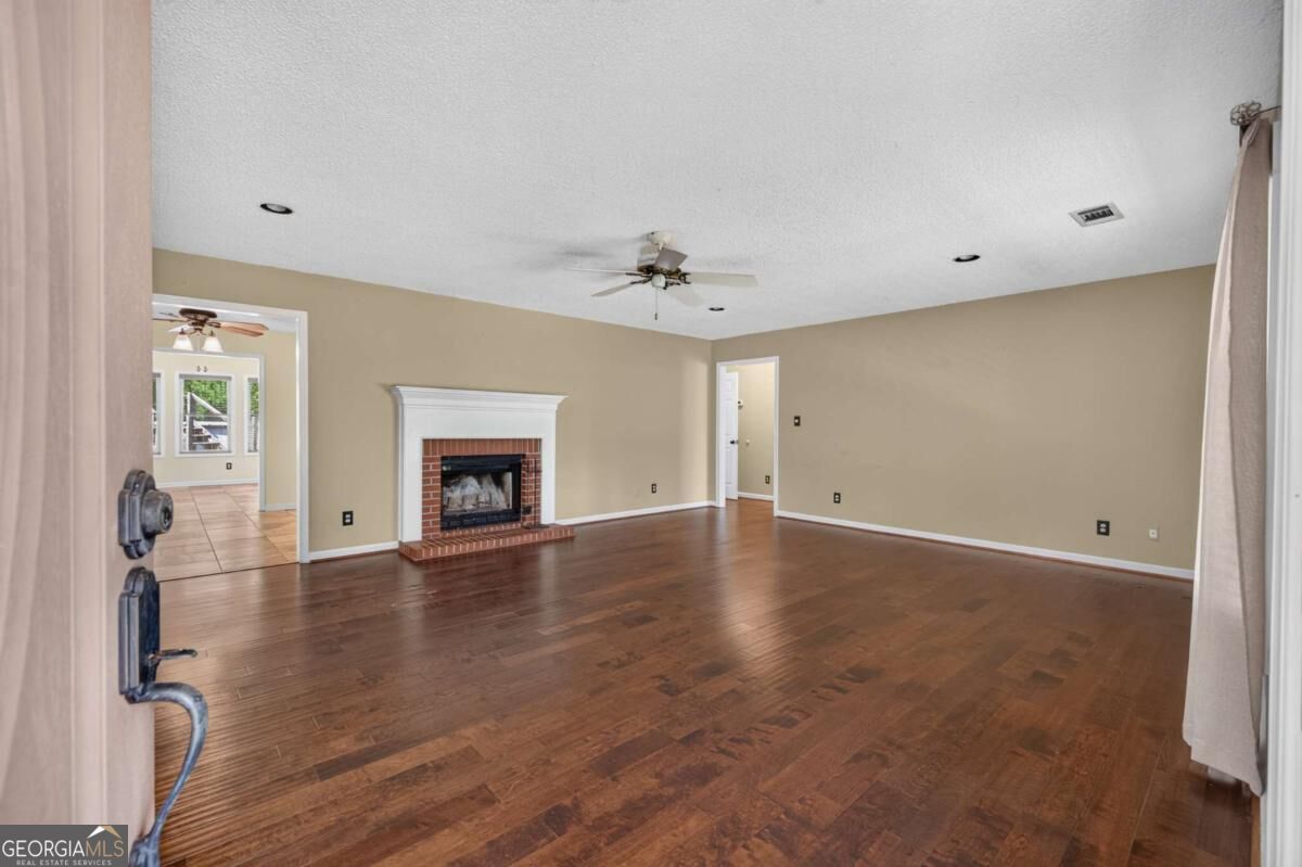 138 Lakeshore Circle Ne Property Photo 4