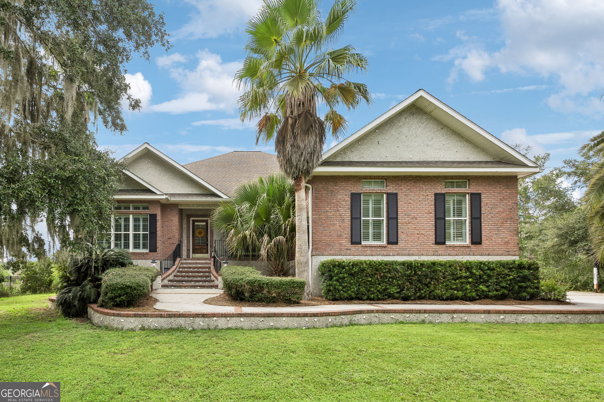 915 Riverview Drive E Property Photo 1