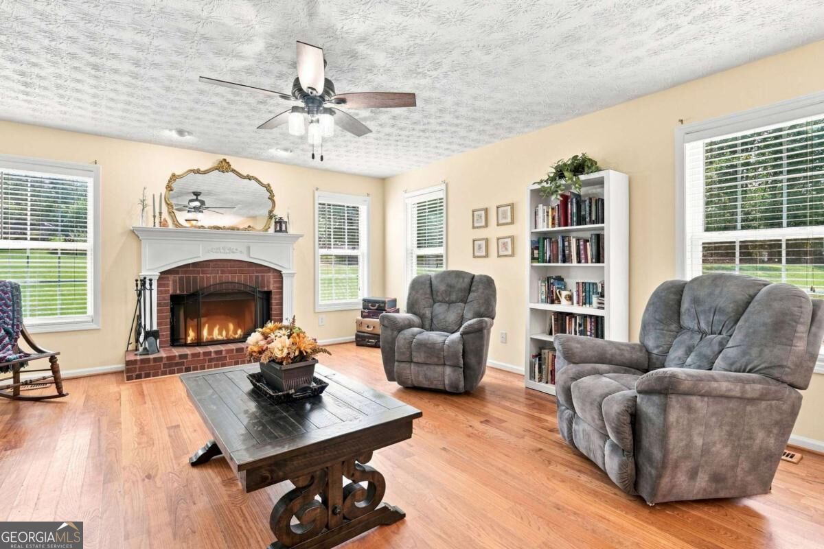 5821 Silverthorn Drive Property Photo 8