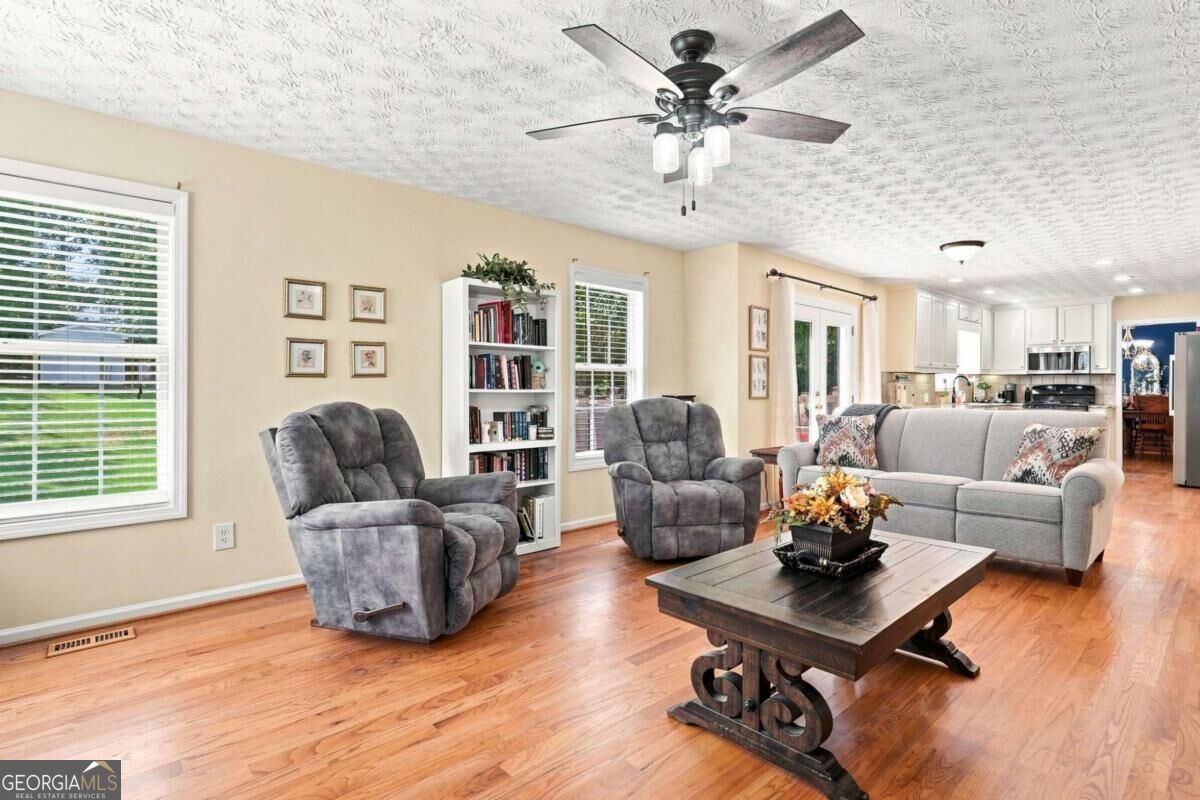 5821 Silverthorn Drive Property Photo 10