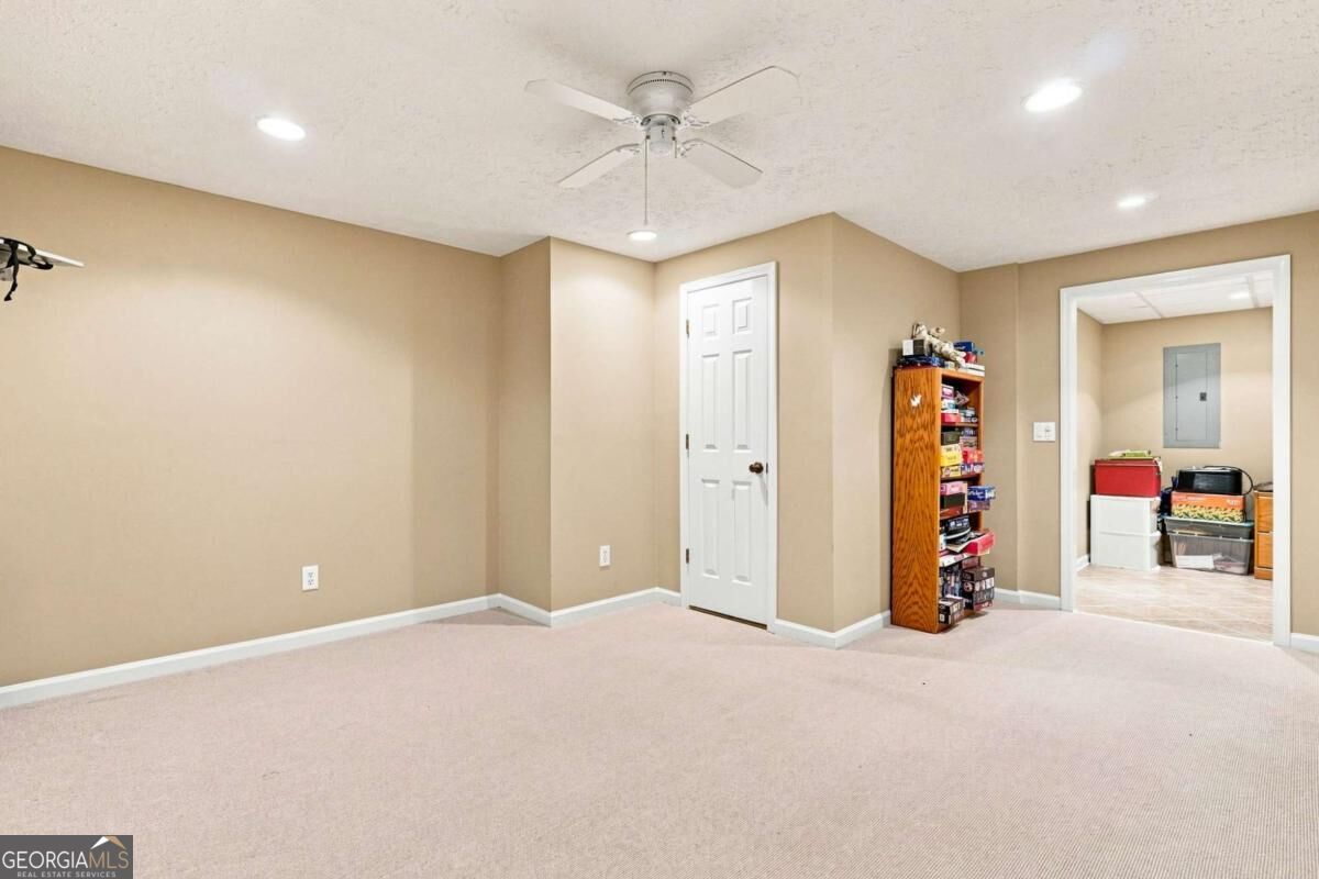 5821 Silverthorn Drive Property Photo 32
