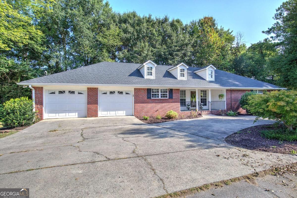 9 1/2 Greenbriar Avenue Property Photo 1