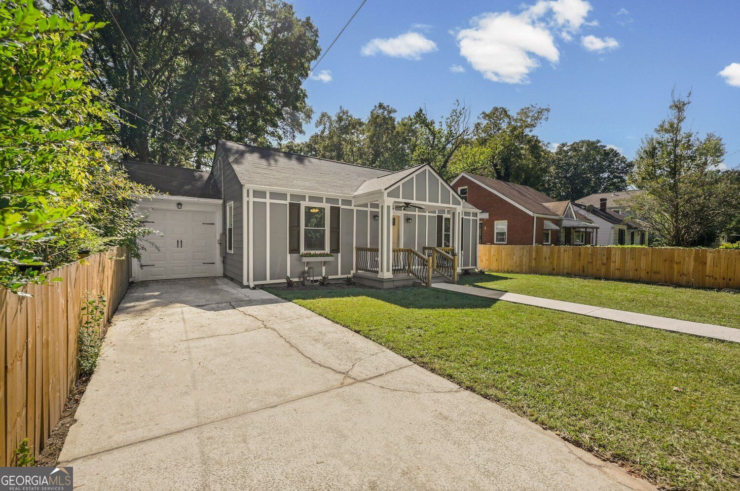 2447 Crestview Avenue Property Photo 2