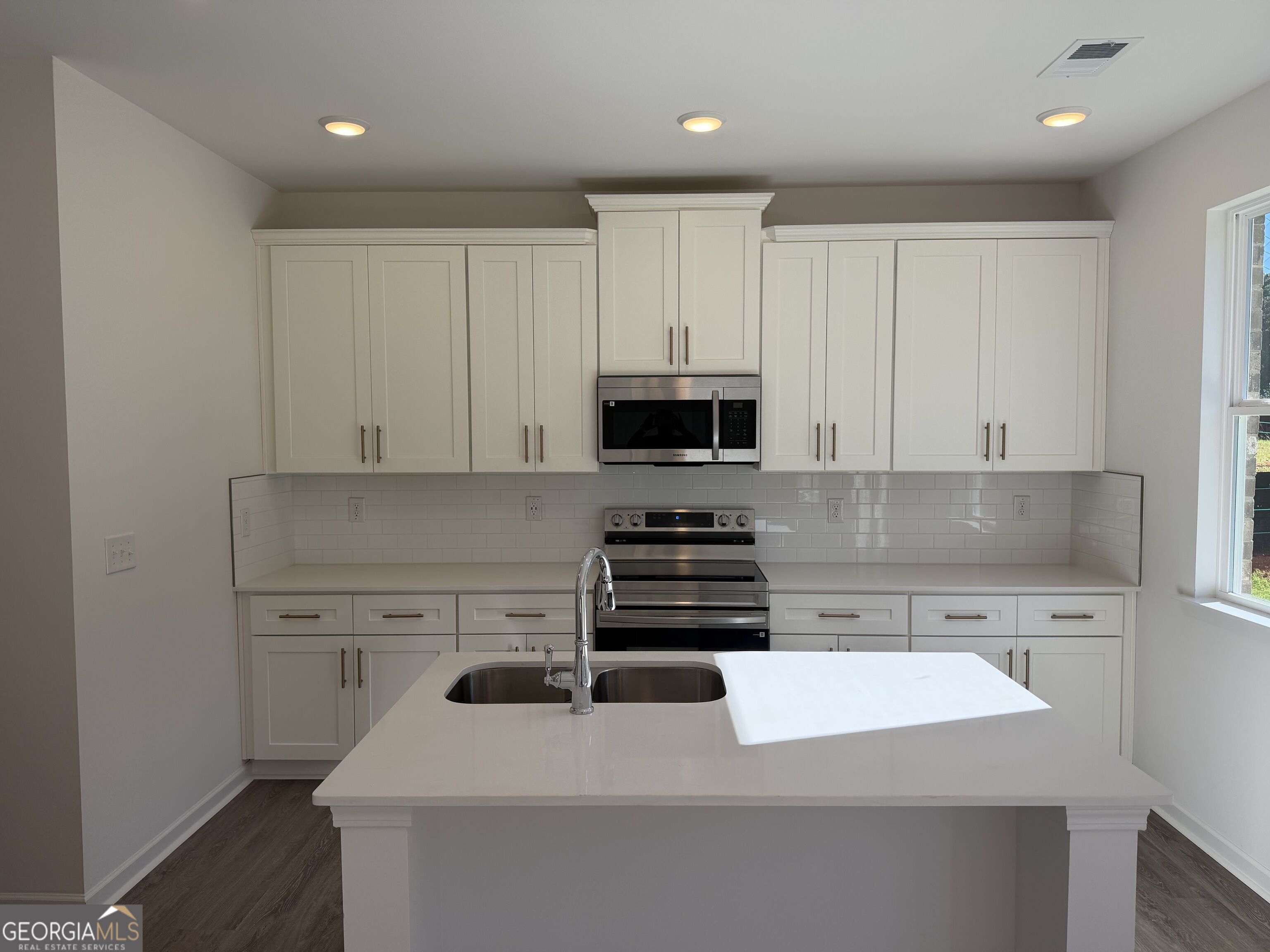 8135 Pine Ridge Road Property Photo 6