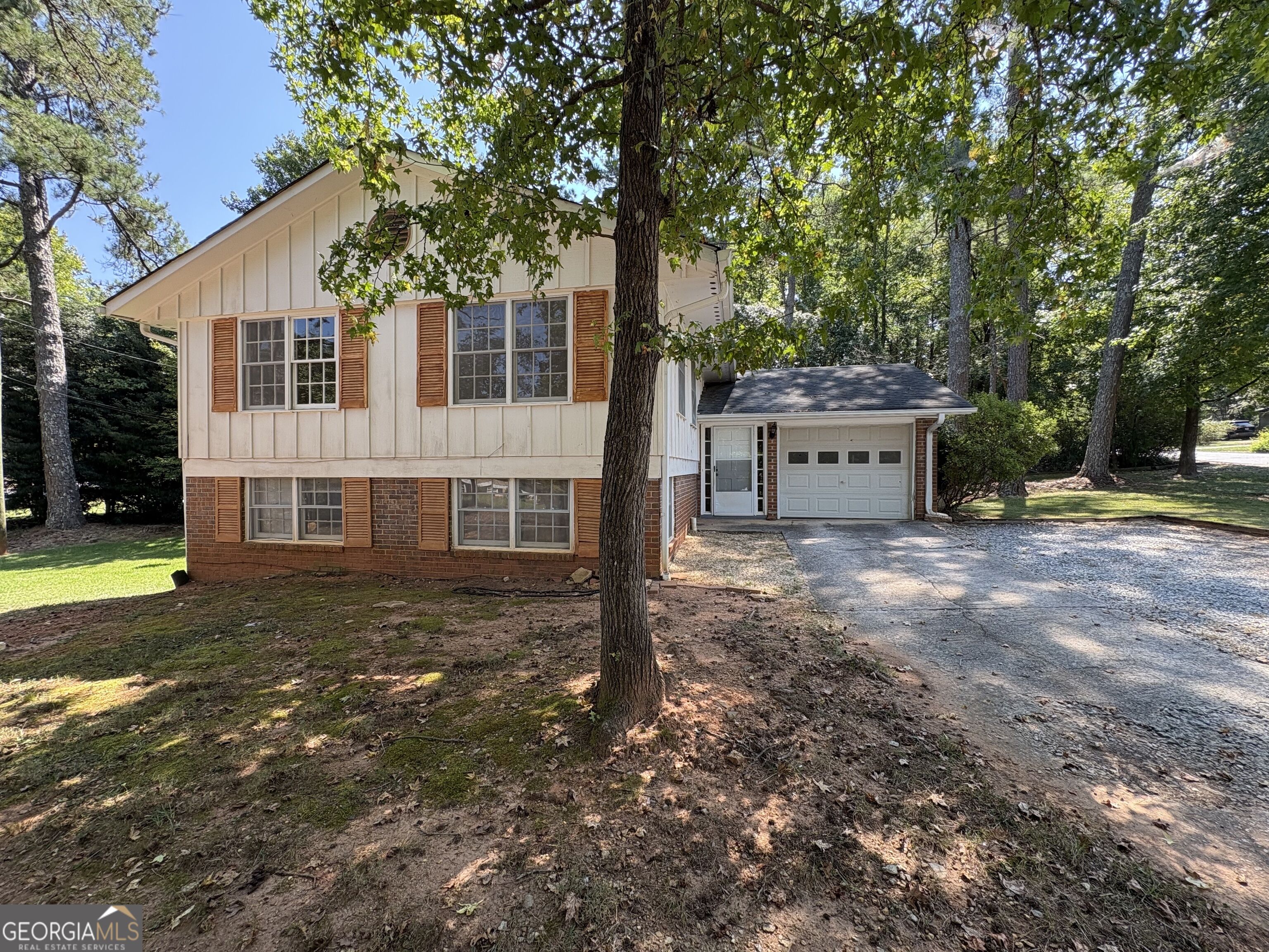 595 Camelot Drive Property Photo 1