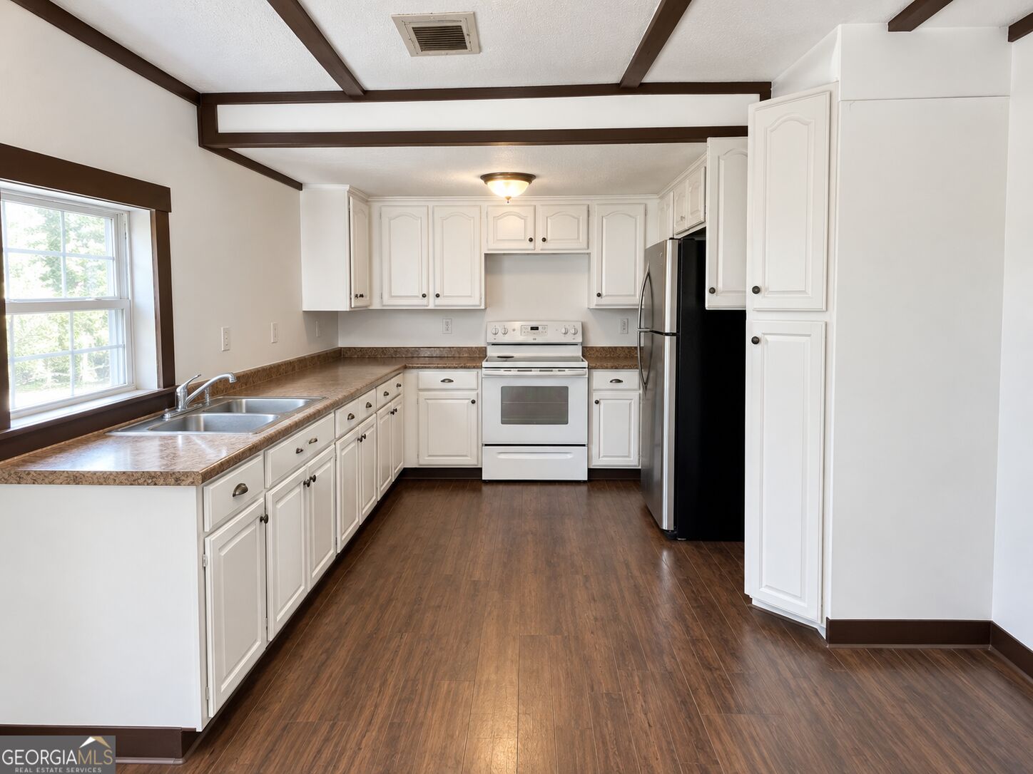 2392 Hancock Drive Property Photo 3