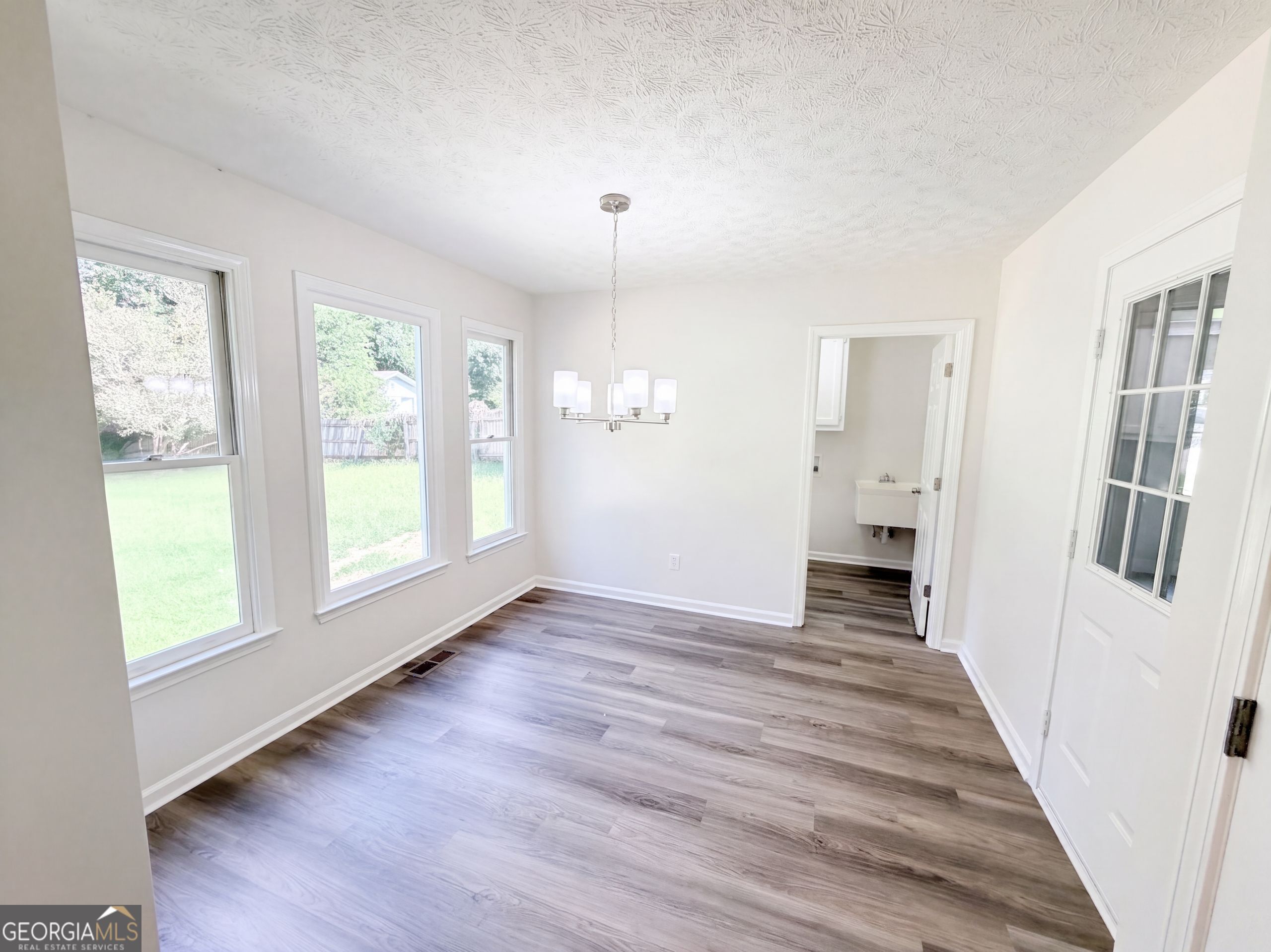 806 Ruswood Road Property Photo 8