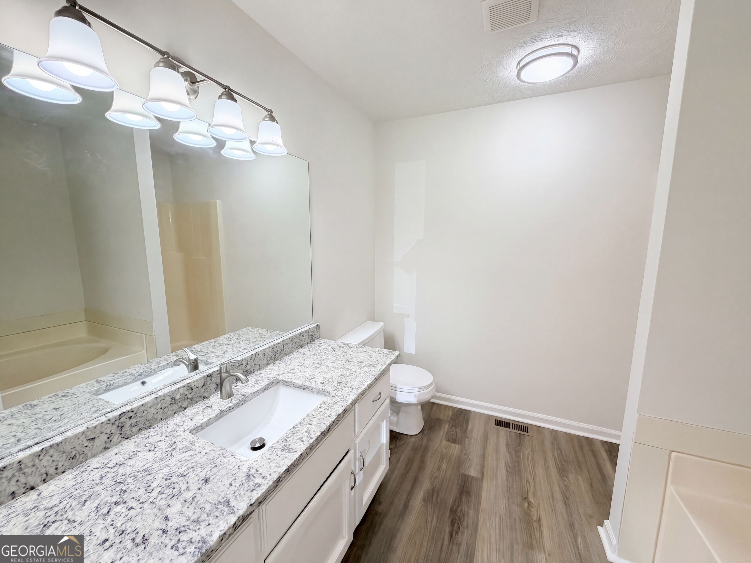806 Ruswood Road Property Photo 10