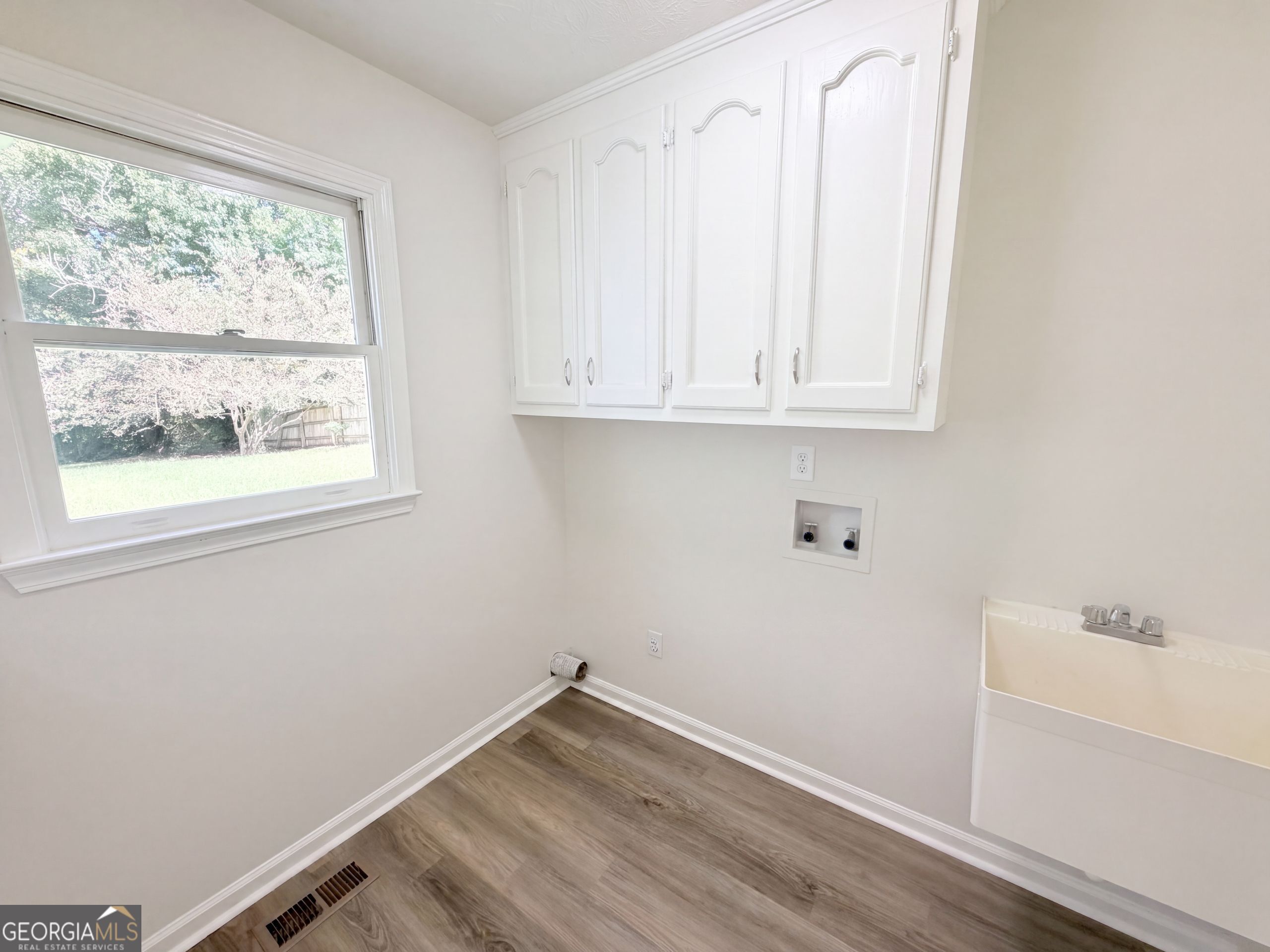 806 Ruswood Road Property Photo 16