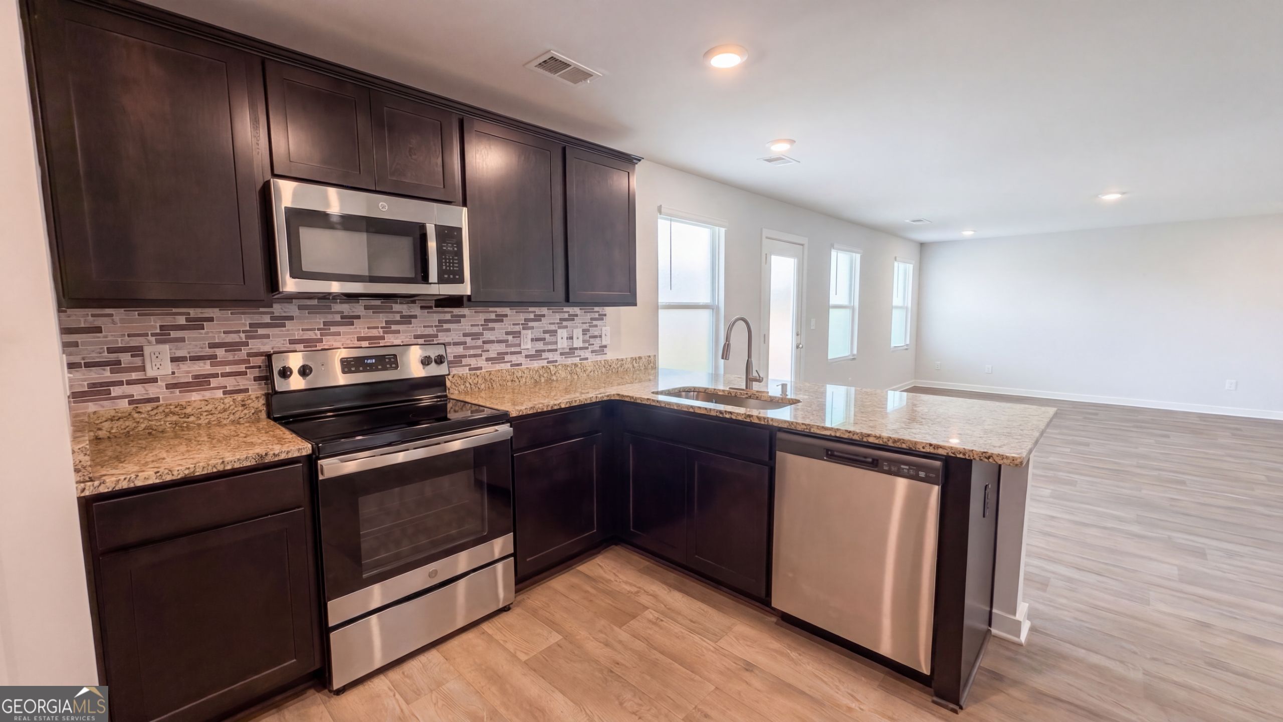 800 Maduro Way Property Photo 8