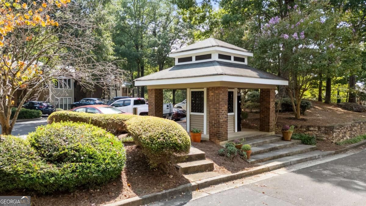 611 Barrington Hills Drive Property Photo 9