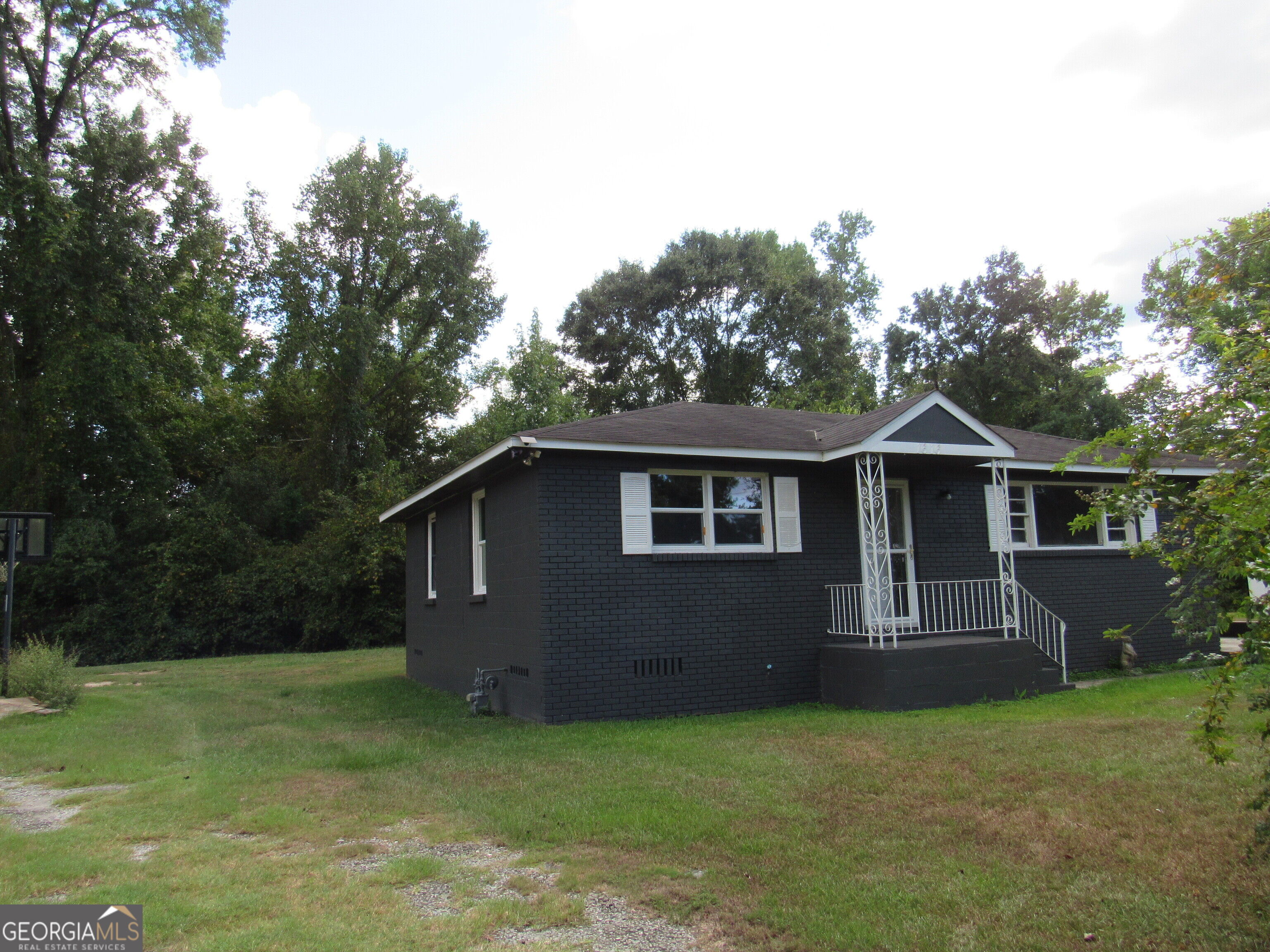 1616 Mathis Circle Property Photo 3