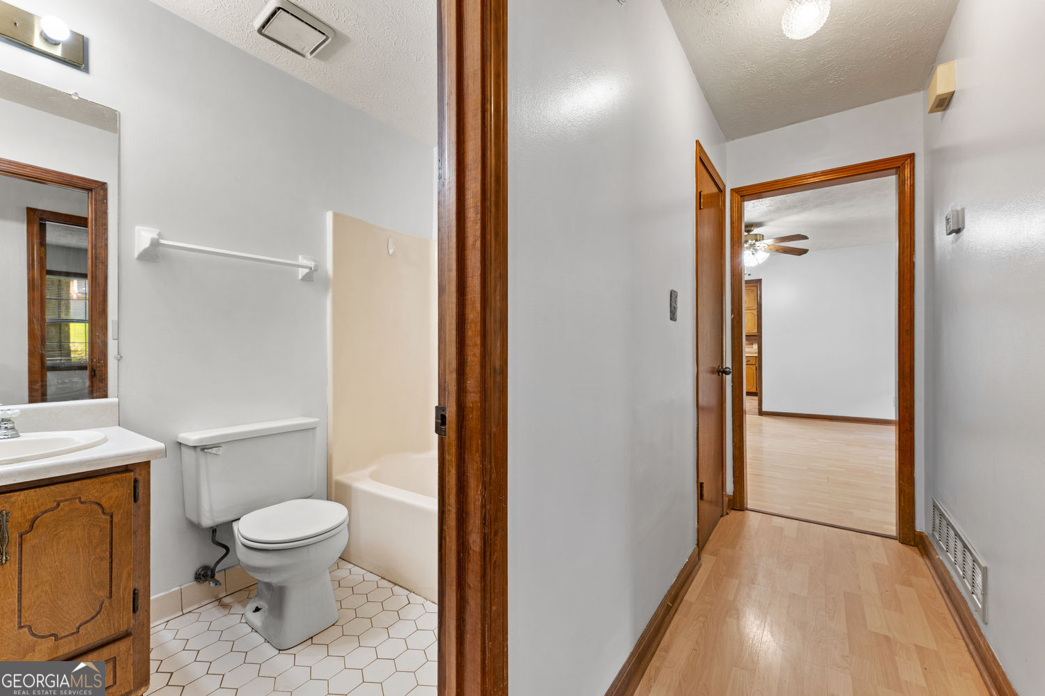 212 Farmbrook Parkway E Property Photo 15