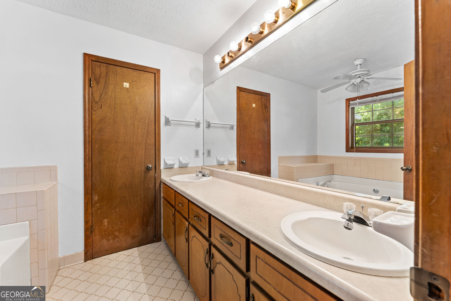 212 Farmbrook Parkway E Property Photo 17