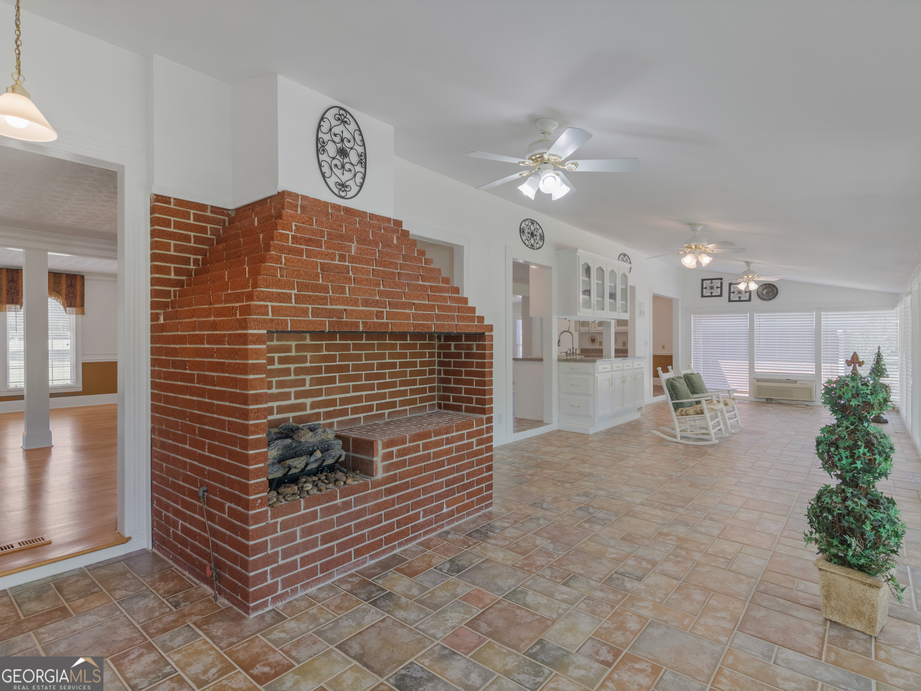 723 Goza Road Property Photo 9