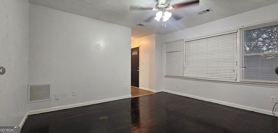 5652 Ash Street Property Photo 5