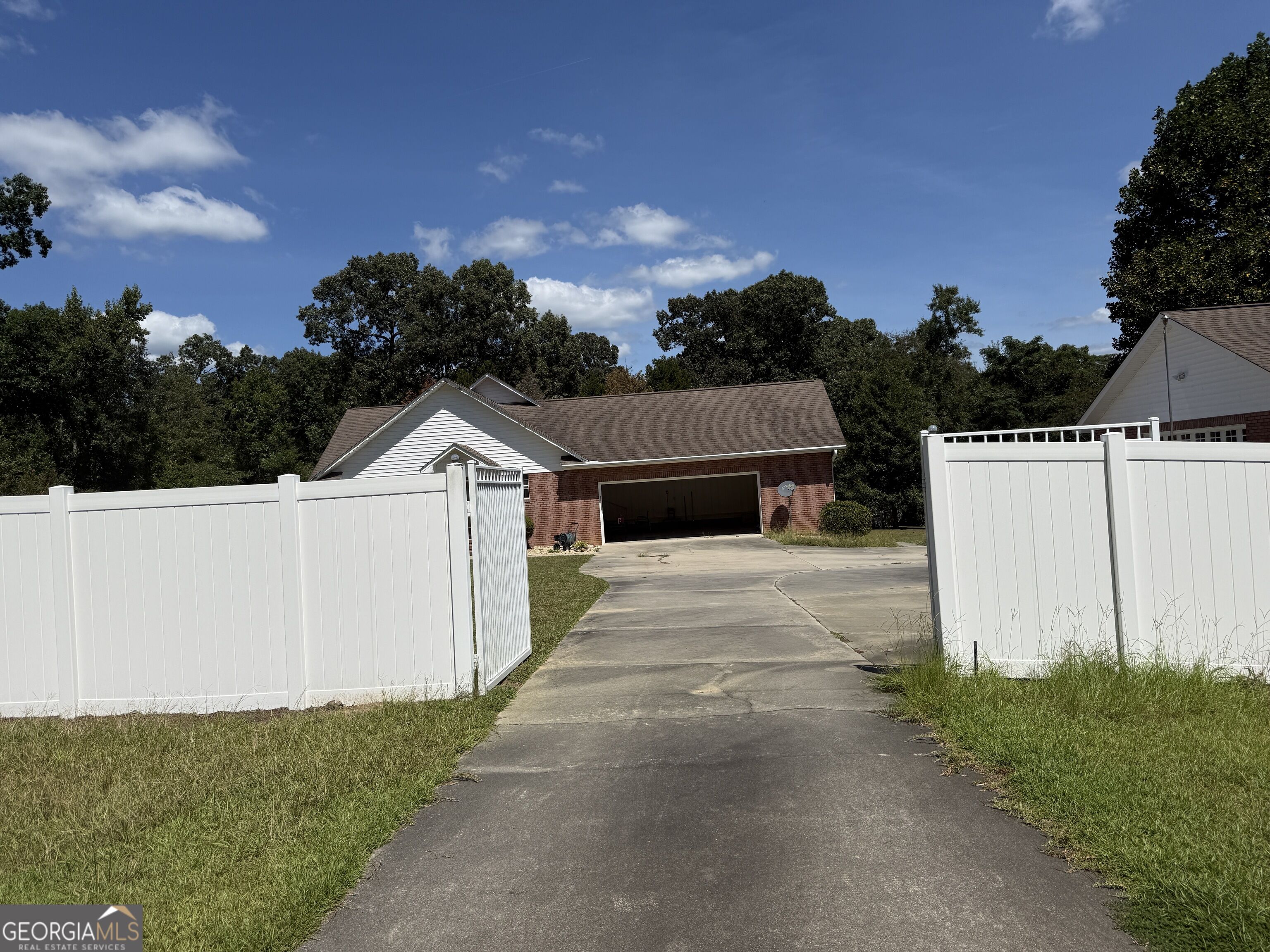 201 Strawberry Circle Property Photo 3