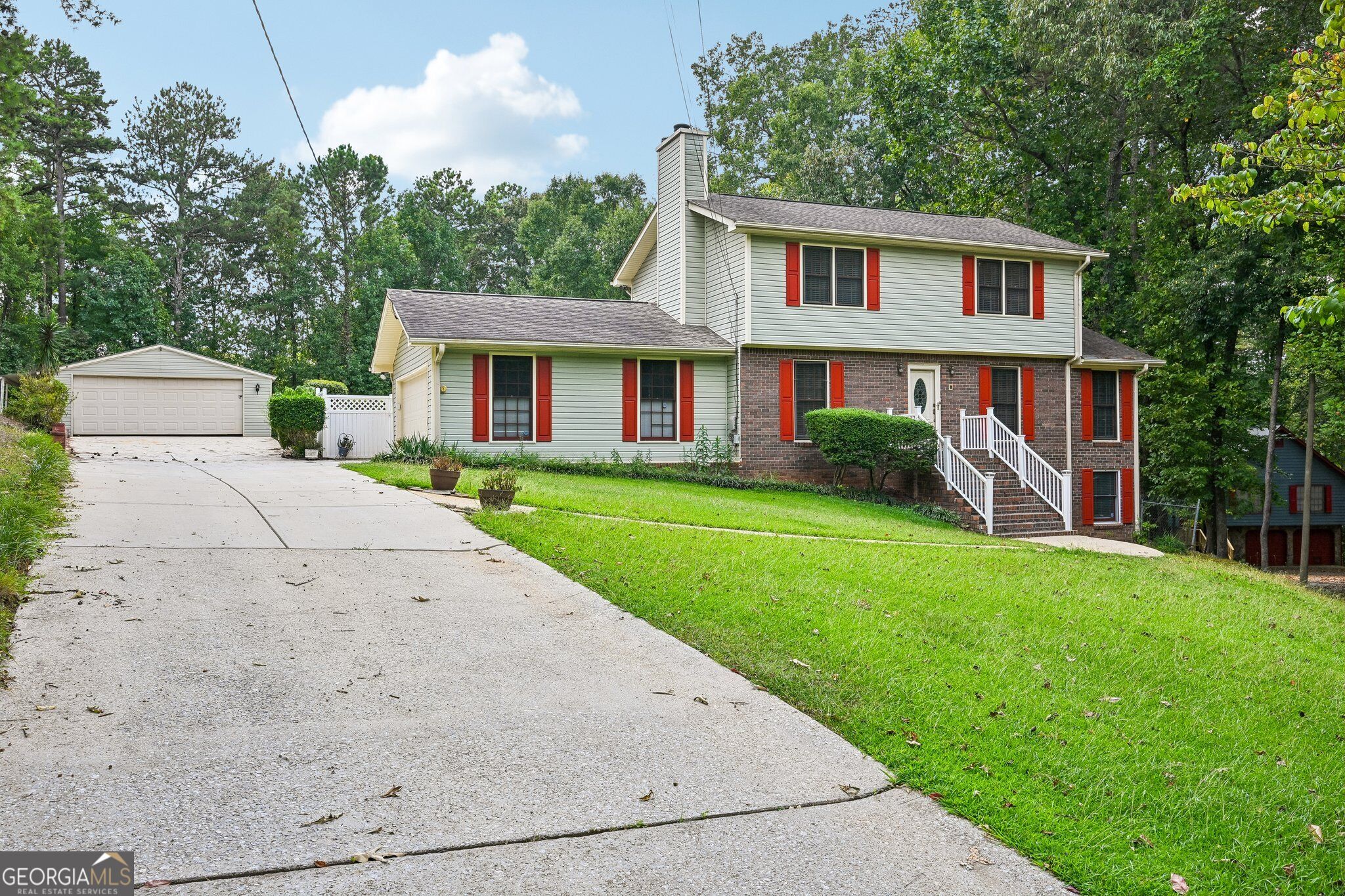 6092 Lakeshore Drive Se Property Photo 2