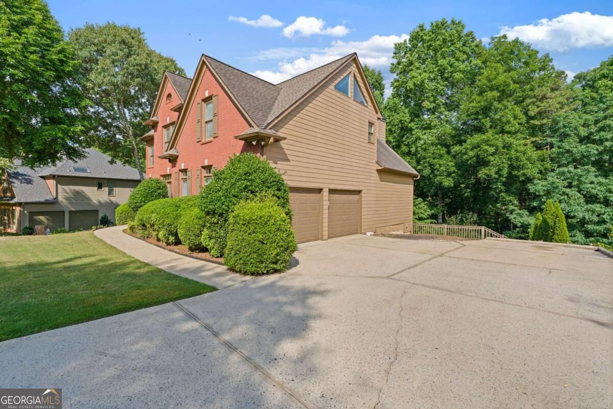 163 Woodcliff Drive Property Photo 4