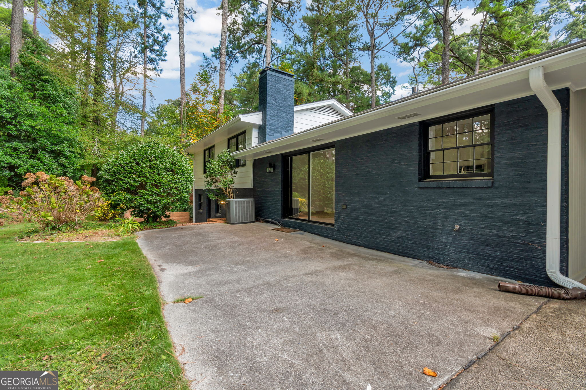 2616 Hawthorne Drive Ne Property Photo 4