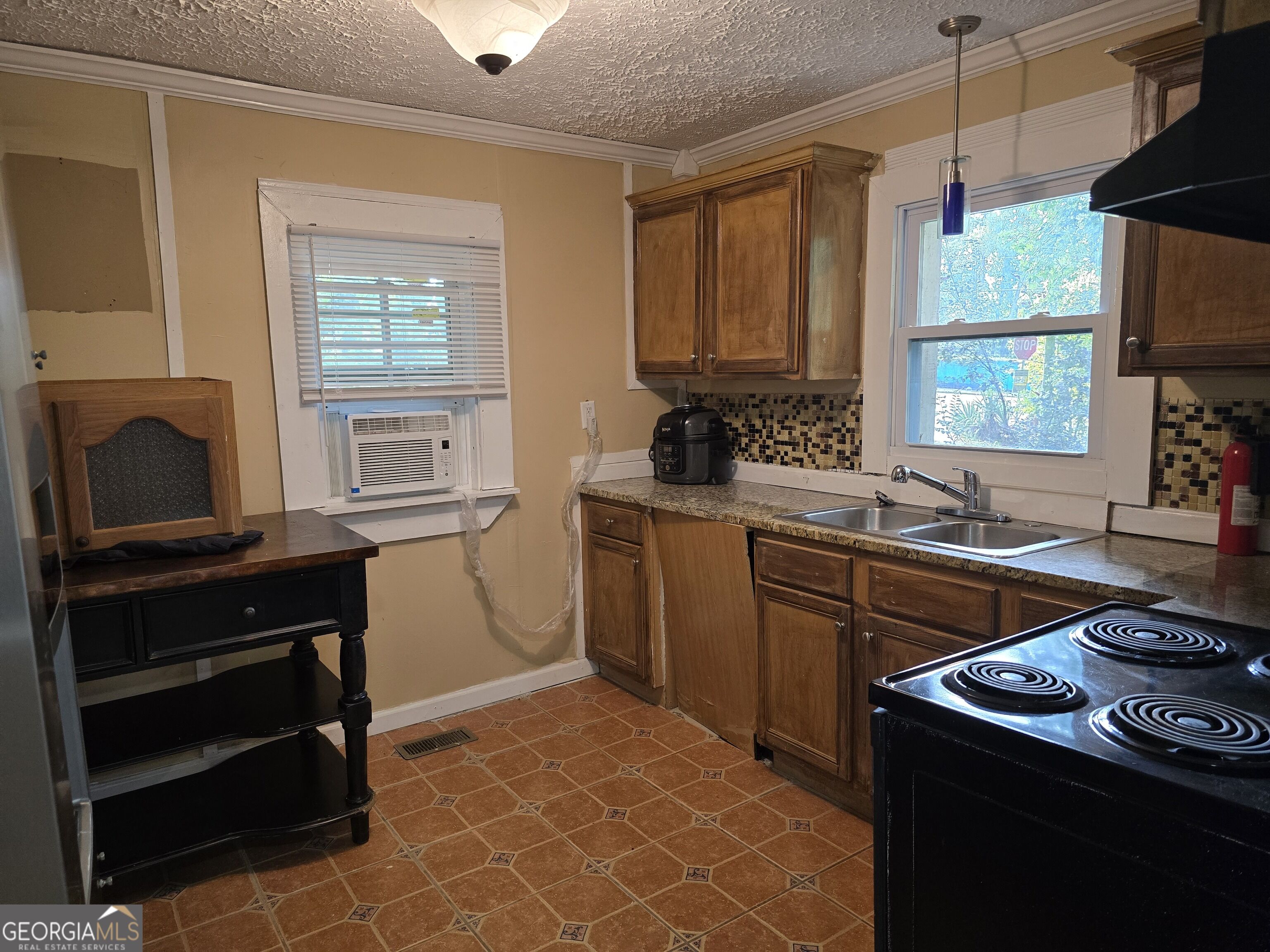3220 Memorial Drive Property Photo 4